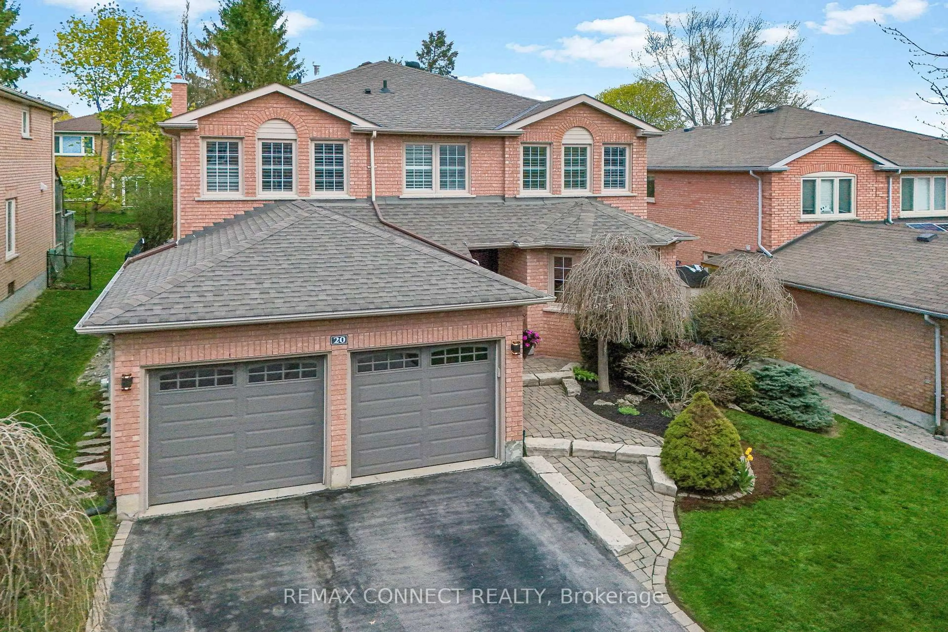A pic from outside/outdoor area/front of a property/back of a property/a pic from drone, street for 20 Goldsmith Cres, Newmarket Ontario L3X 1R4