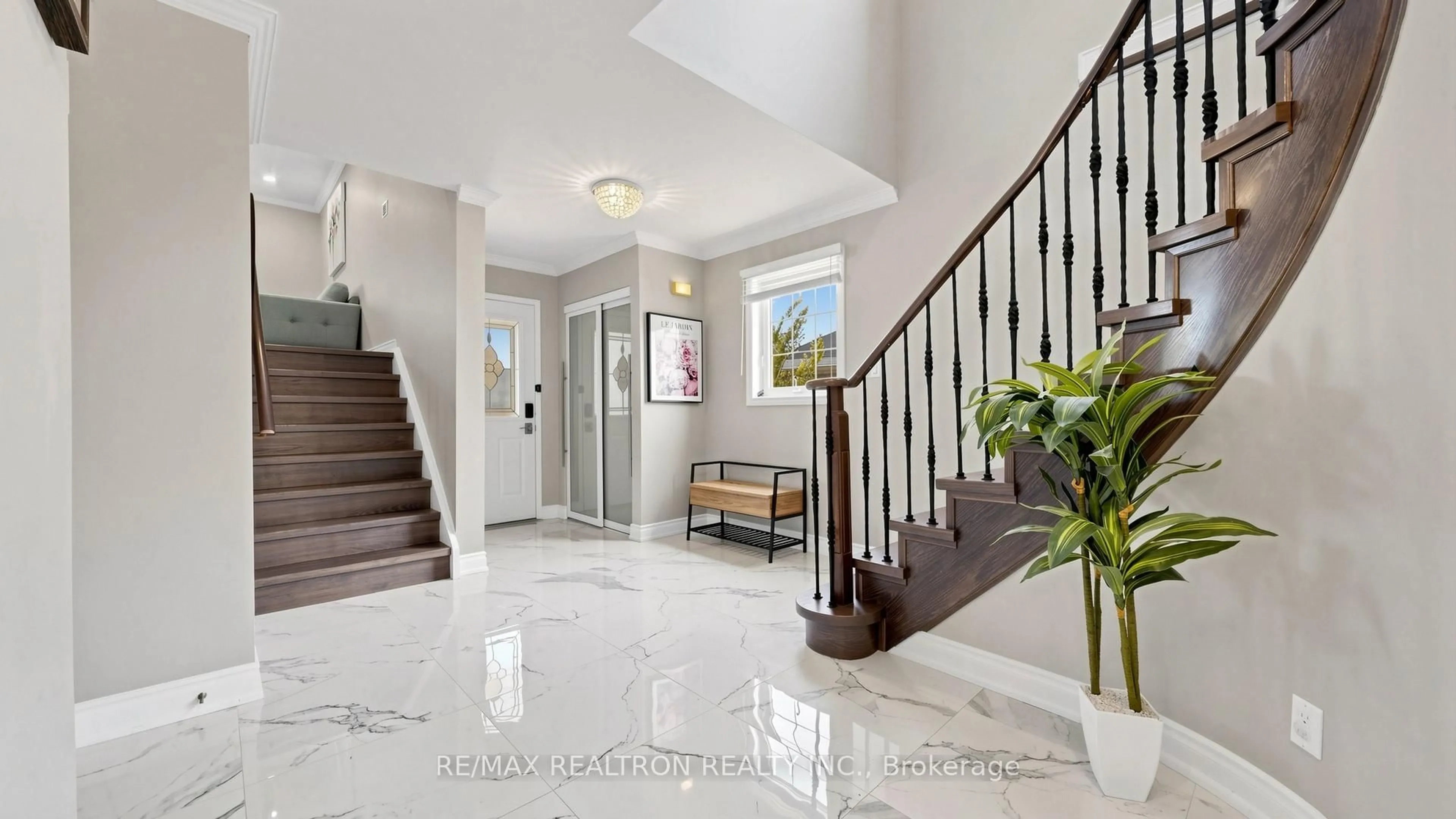 Indoor entryway for 21 Rainsford Rd, Markham Ontario L3P 6J9