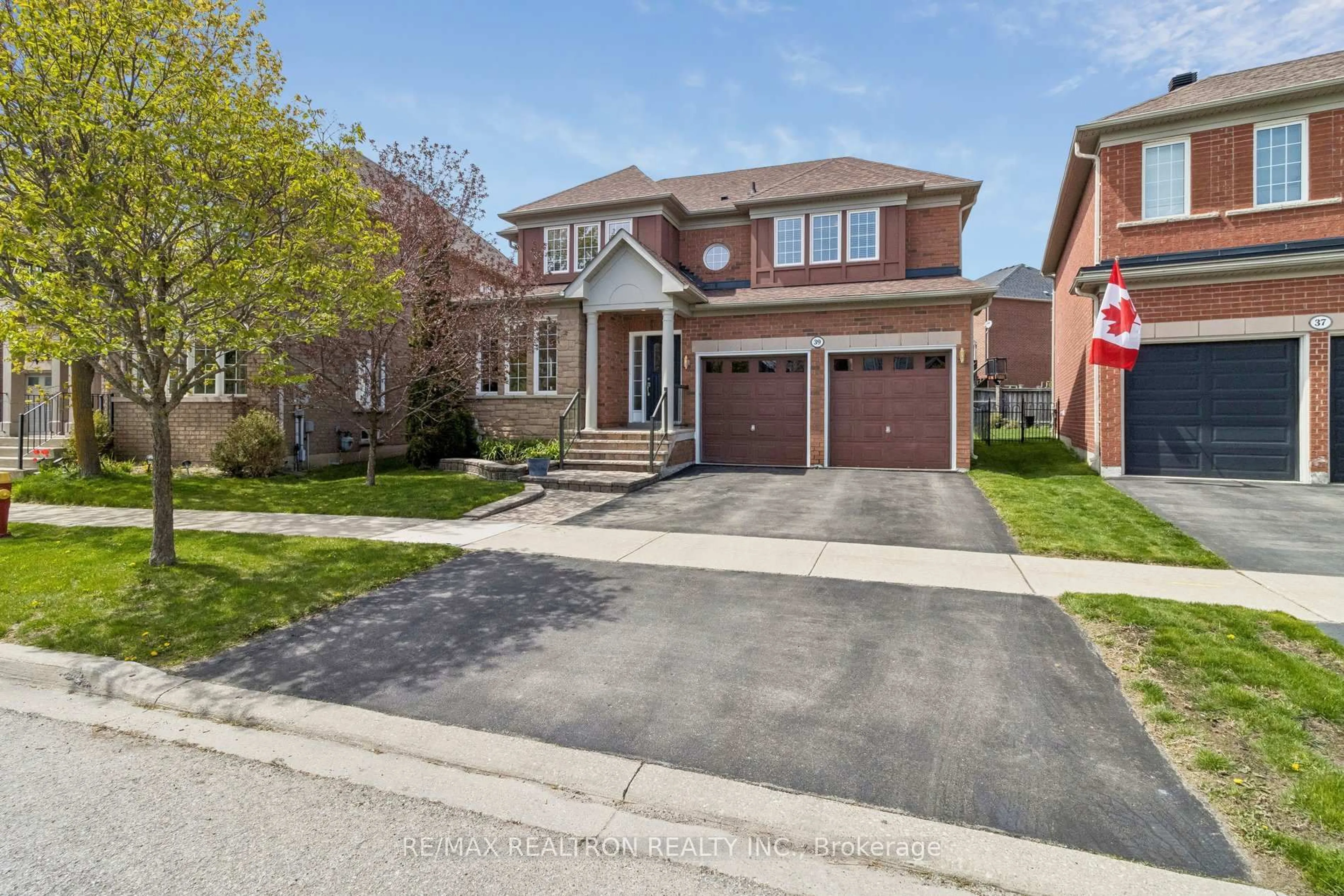 Home with brick exterior material, street for 39 Wagon Wheel Cres, Richmond Hill Ontario L4E 5E8