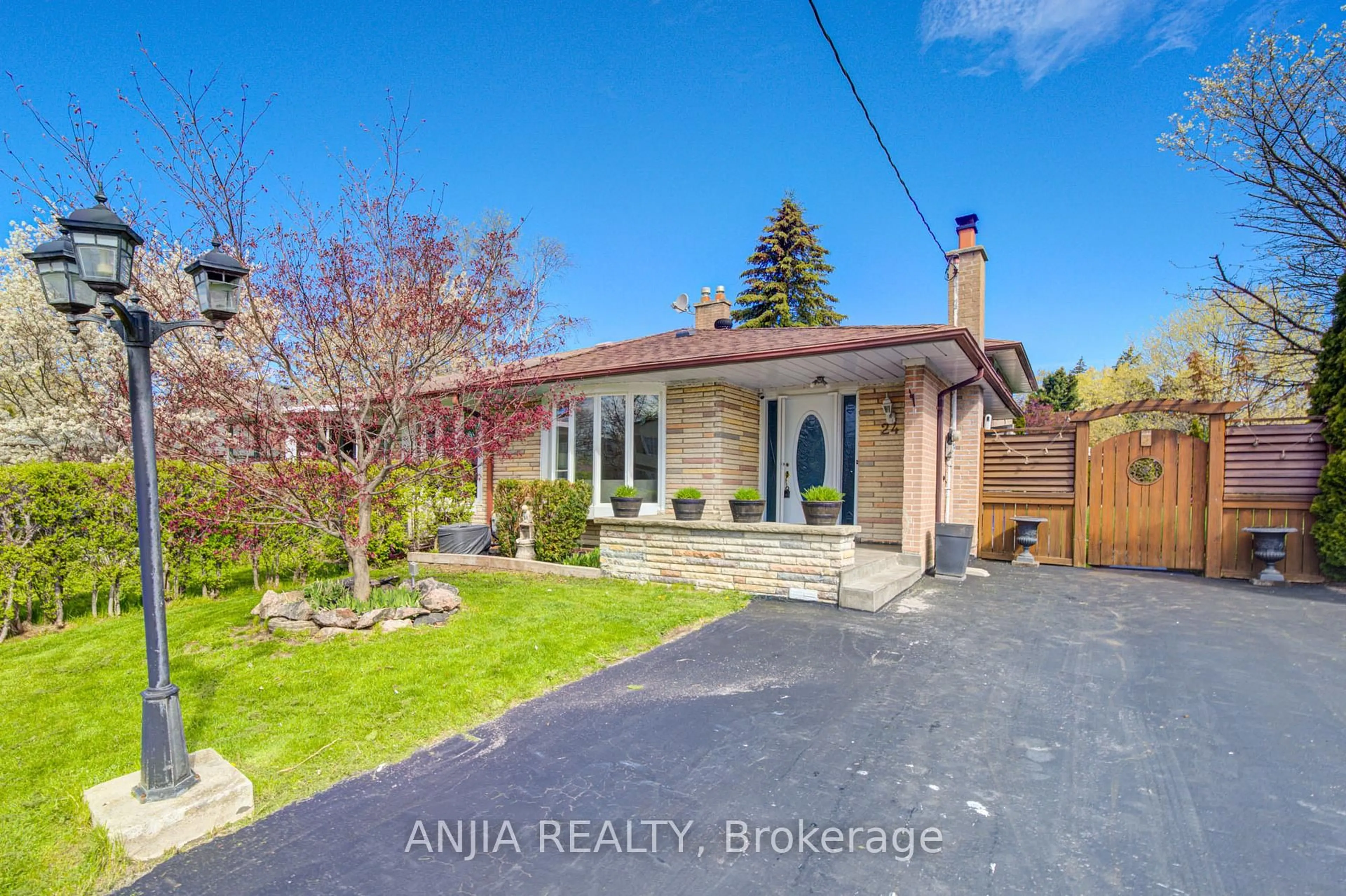 A pic from outside/outdoor area/front of a property/back of a property/a pic from drone, street for 24 Friar Tuck Rd, Markham Ontario L3P 1L9
