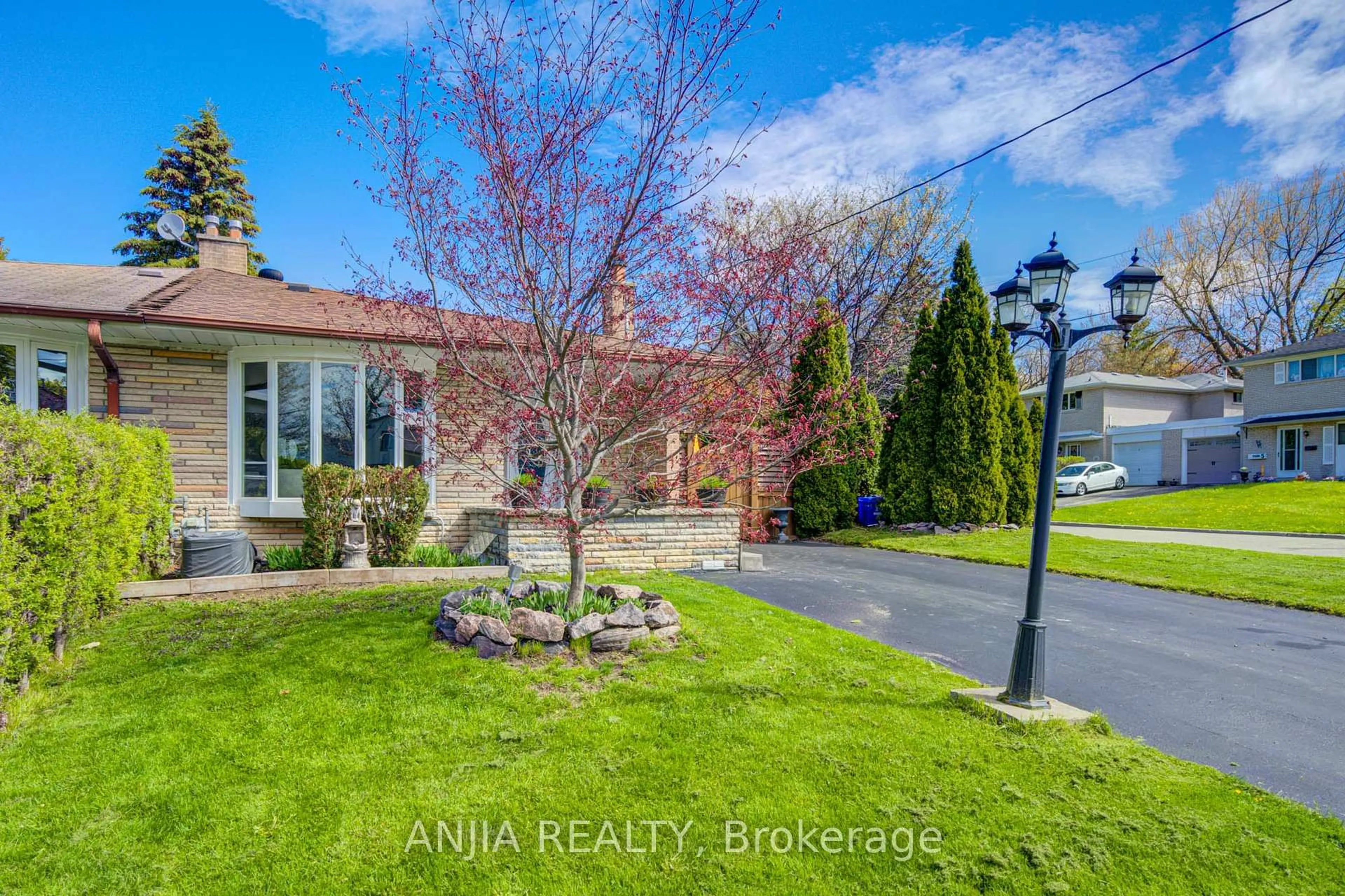 A pic from outside/outdoor area/front of a property/back of a property/a pic from drone, street for 24 Friar Tuck Rd, Markham Ontario L3P 1L9