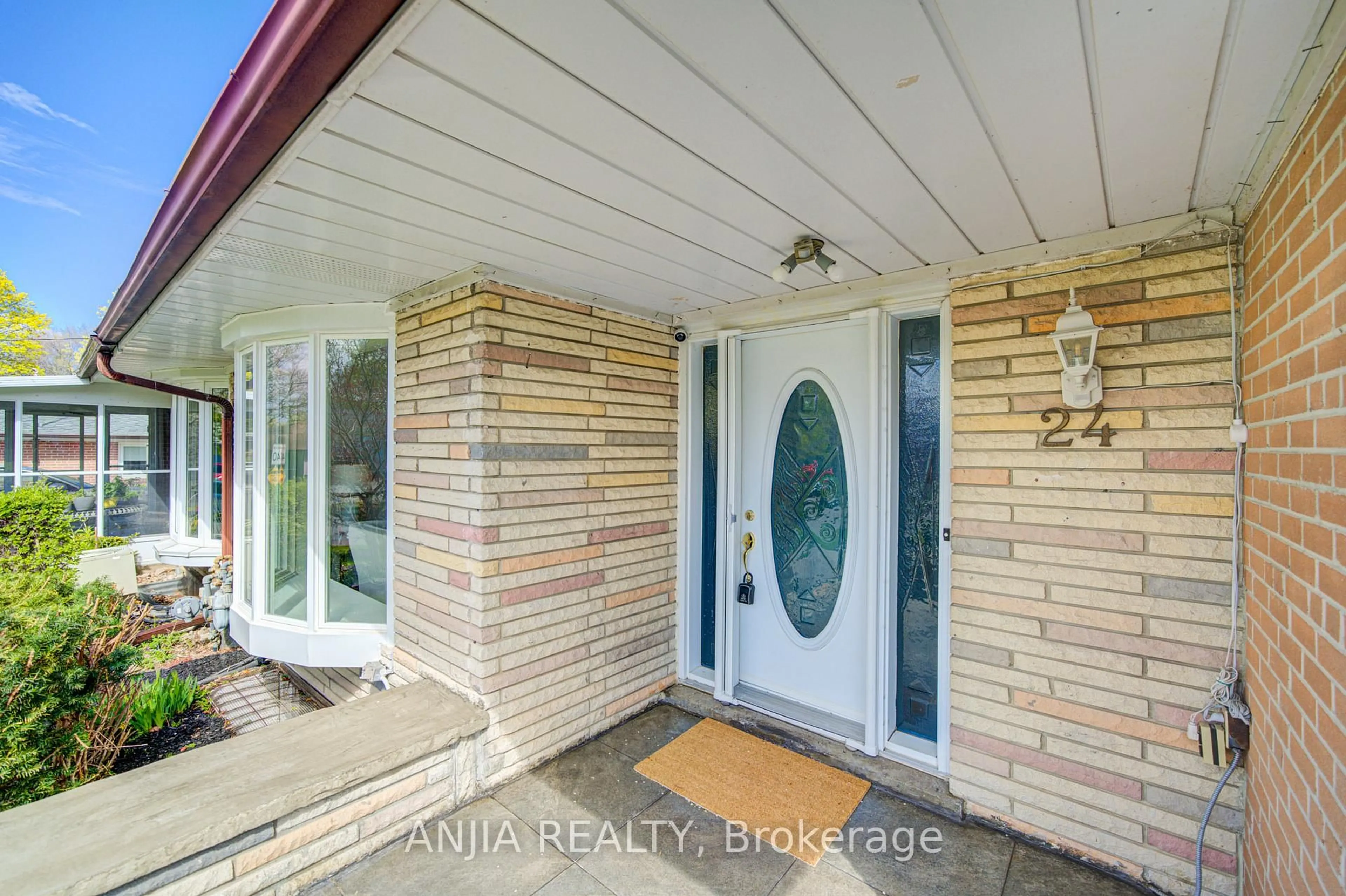 Indoor entryway for 24 Friar Tuck Rd, Markham Ontario L3P 1L9