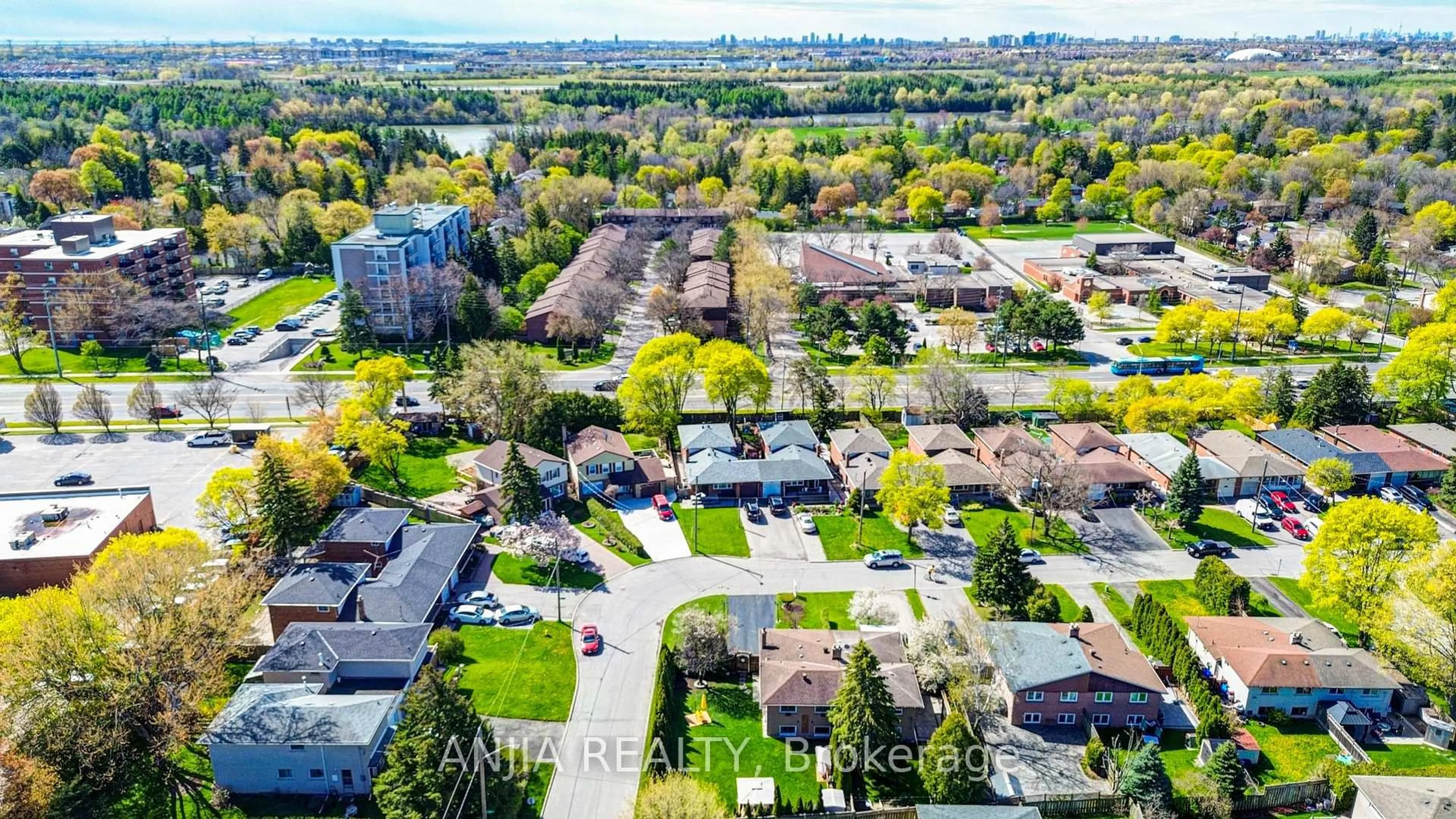 A pic from outside/outdoor area/front of a property/back of a property/a pic from drone, street for 24 Friar Tuck Rd, Markham Ontario L3P 1L9