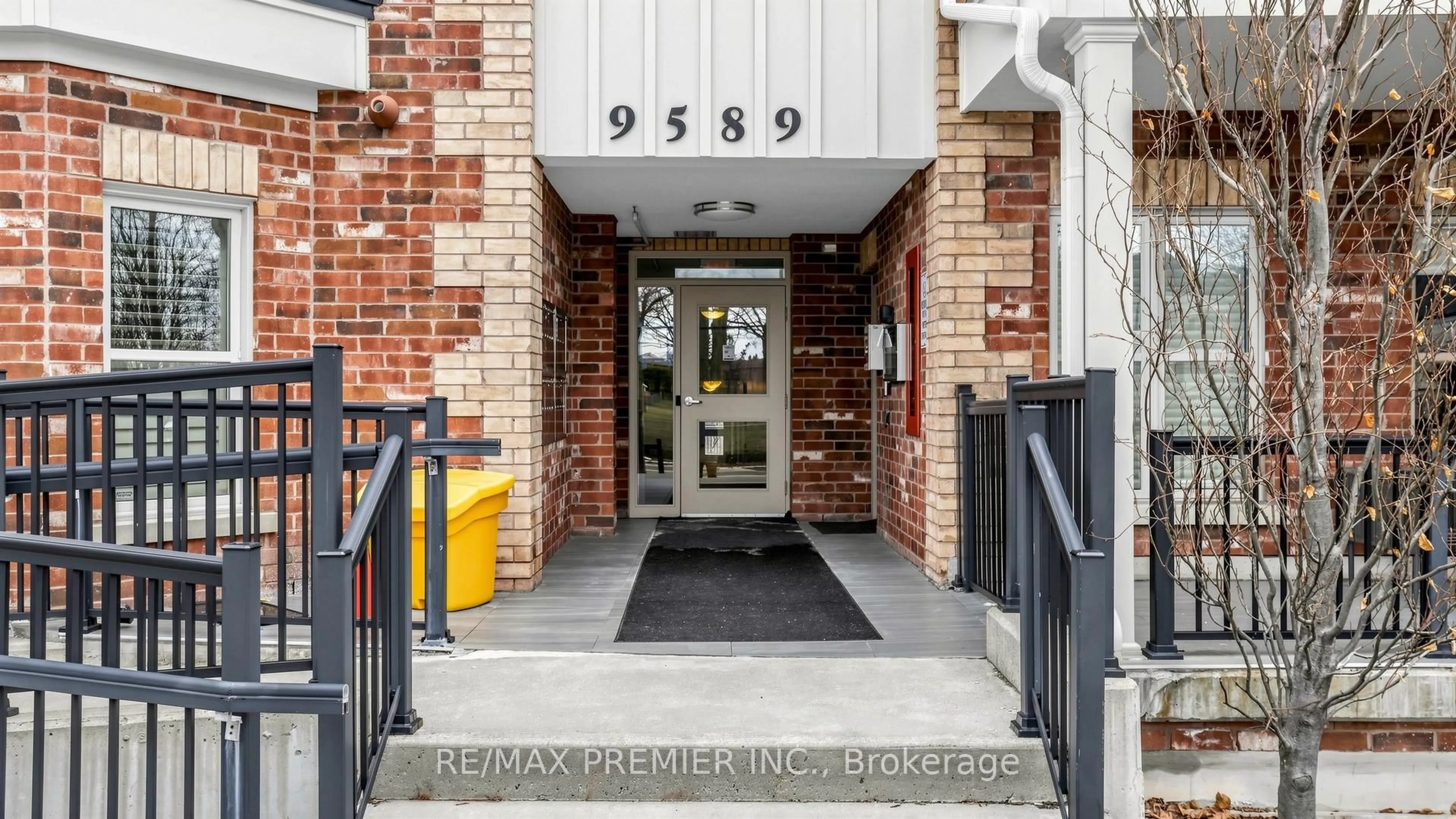 Indoor entryway for 9589 Keele St #106, Vaughan Ontario L6A 5M1