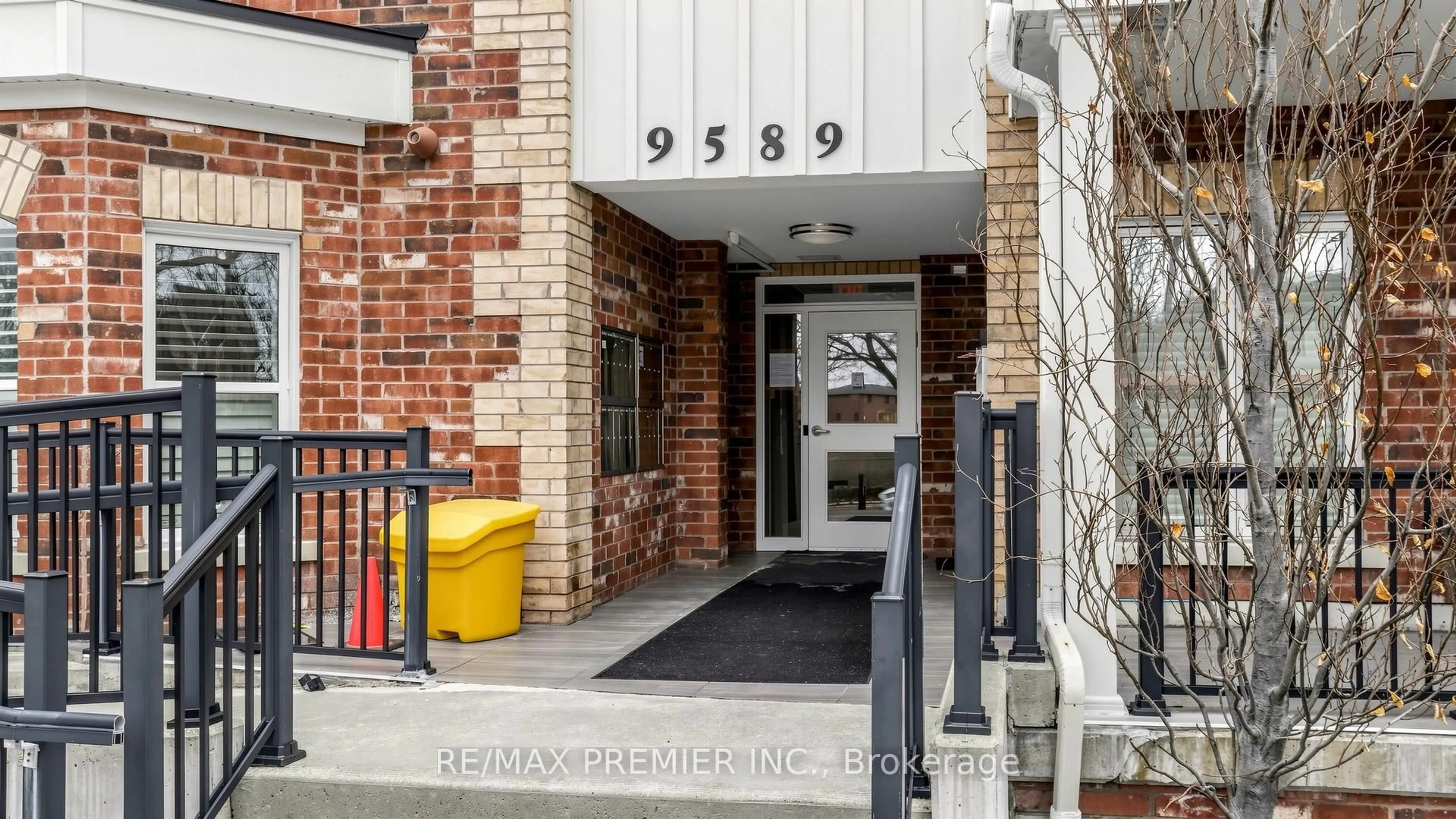Indoor foyer for 9589 Keele St #106, Vaughan Ontario L6A 5M1