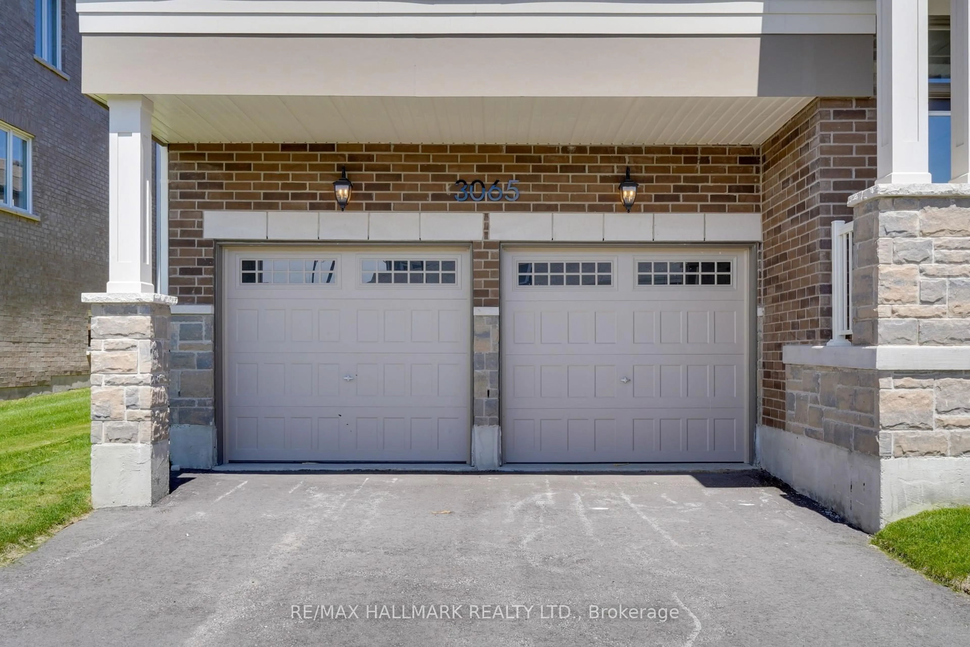 Indoor garage for 3065 Ireton St, Innisfil Ontario L9S 0R9