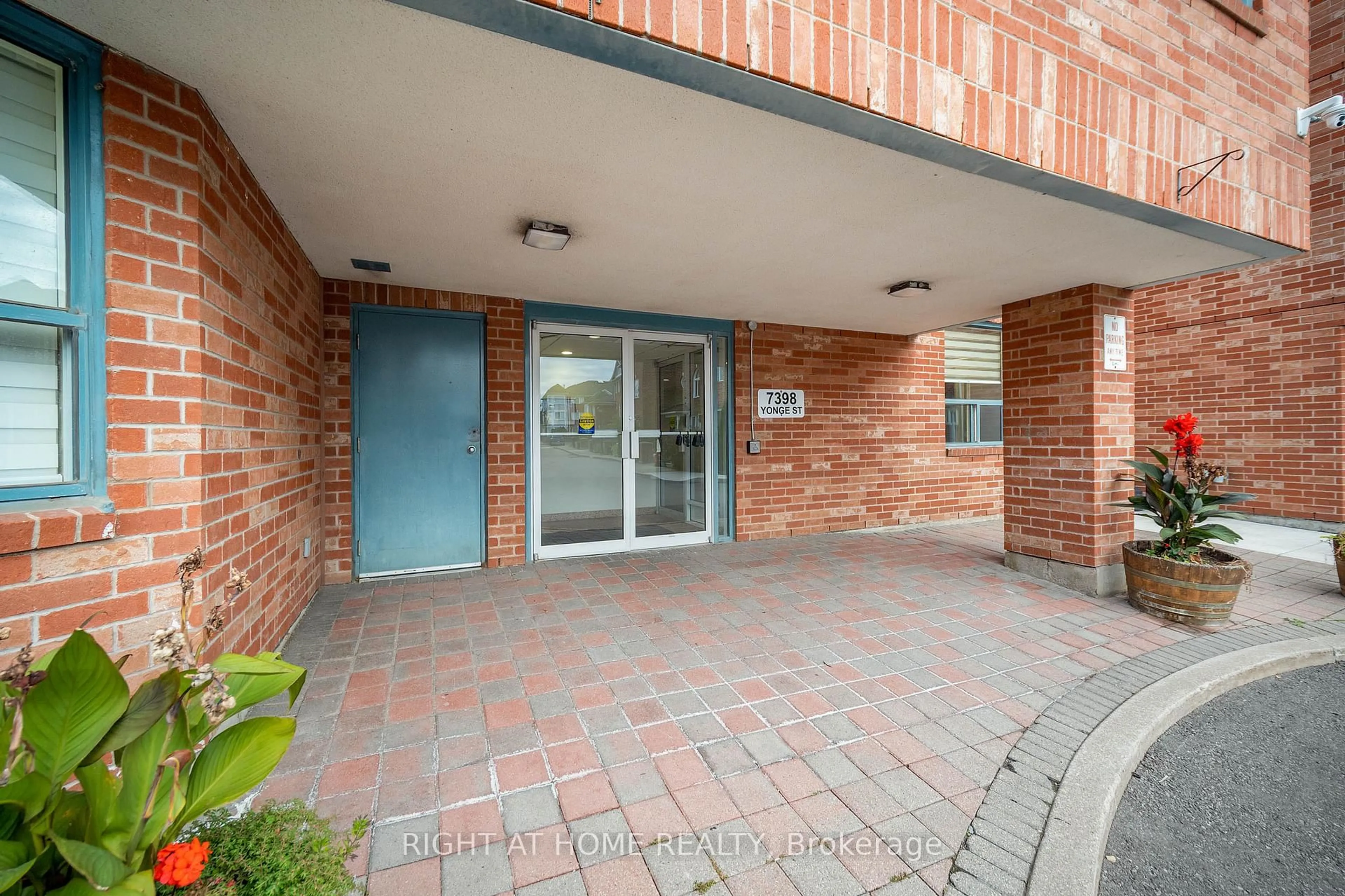 Indoor foyer for 7398 Yonge St #107A, Vaughan Ontario L4J 8J2
