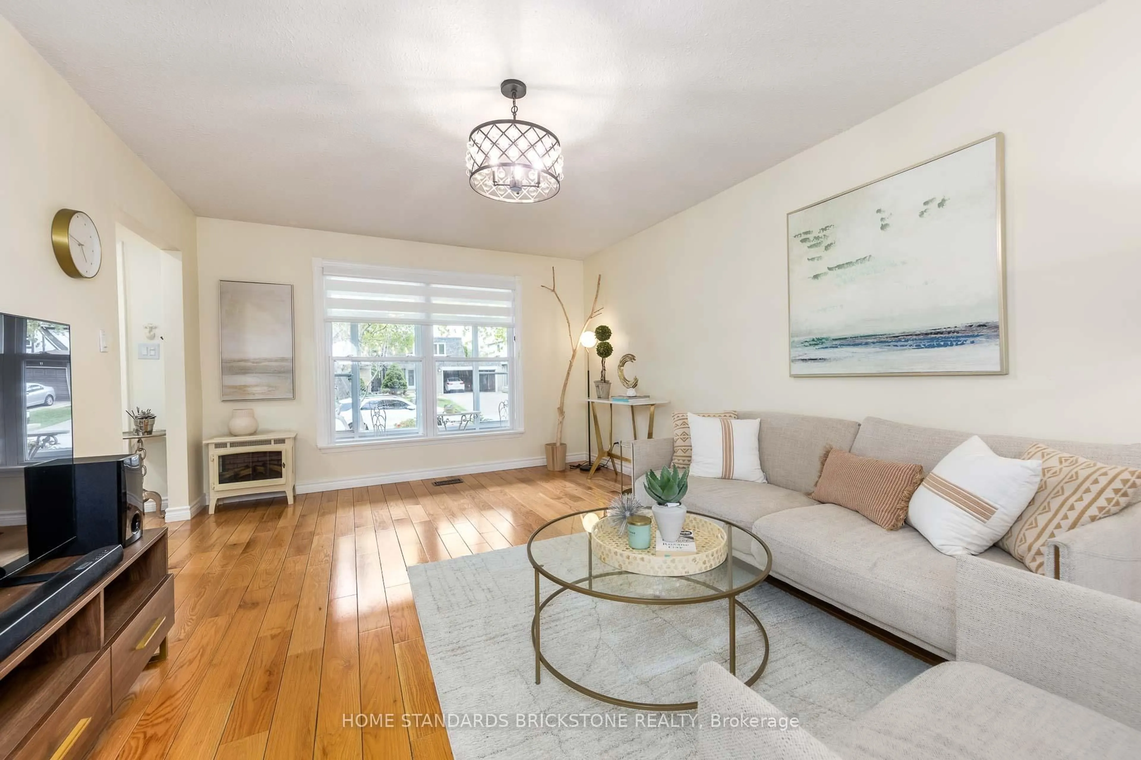 Living room with furniture, wood/laminate floor for 10 Chumleigh Cres, Markham Ontario L3T 4G6