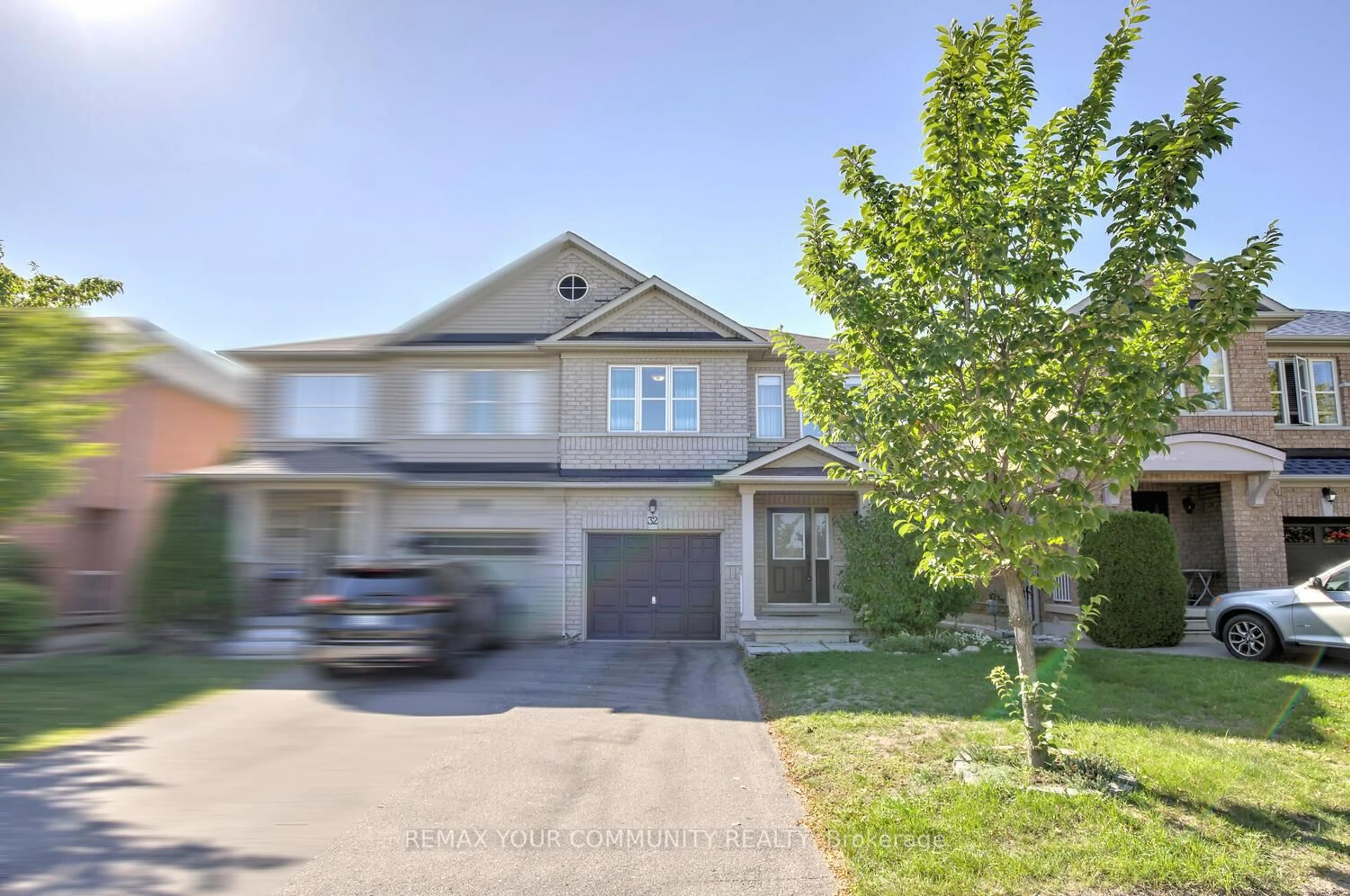 A pic from outside/outdoor area/front of a property/back of a property/a pic from drone, street for 32 Black Maple Cres, Vaughan Ontario L6A 0P6
