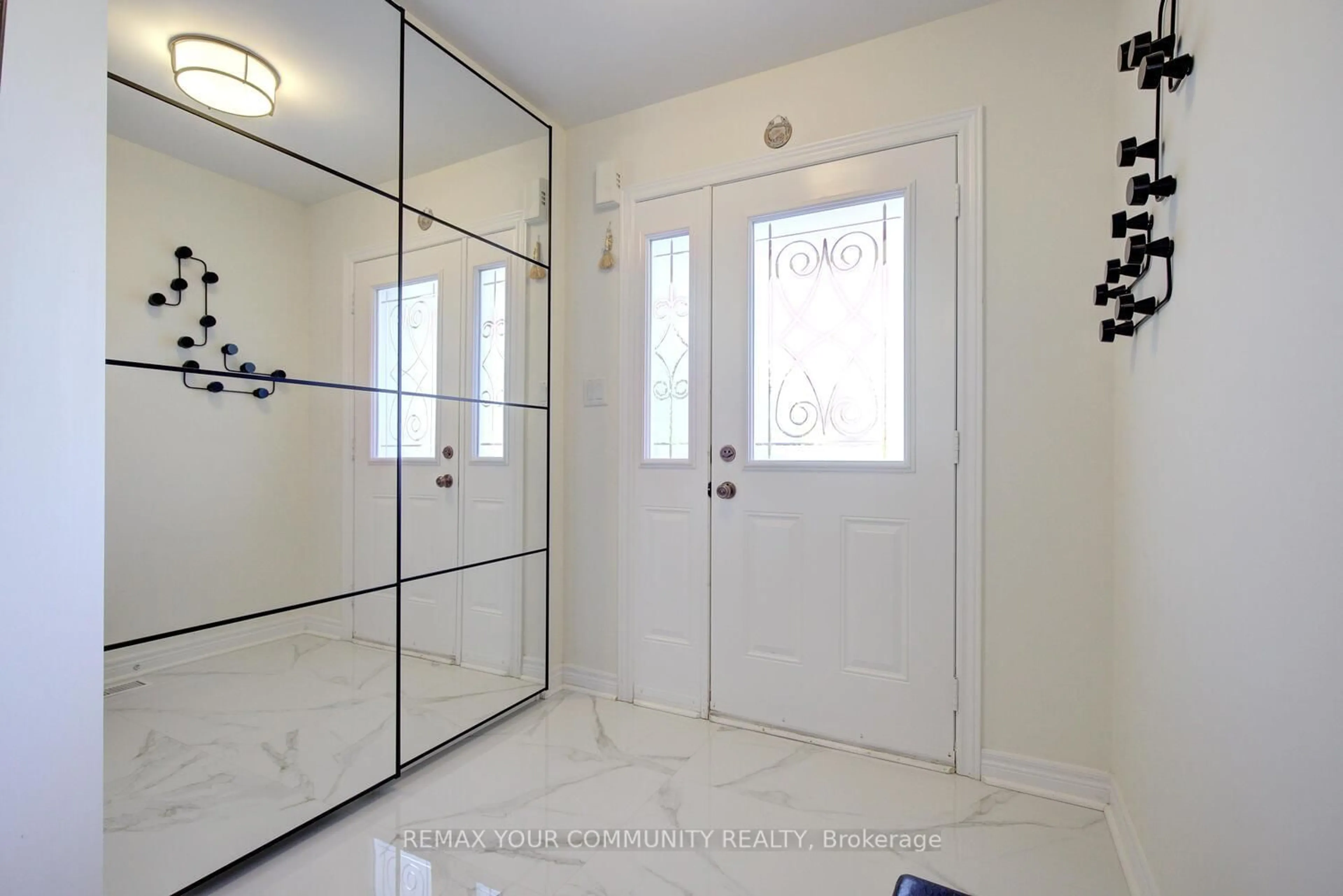 Indoor entryway for 32 Black Maple Cres, Vaughan Ontario L6A 0P6