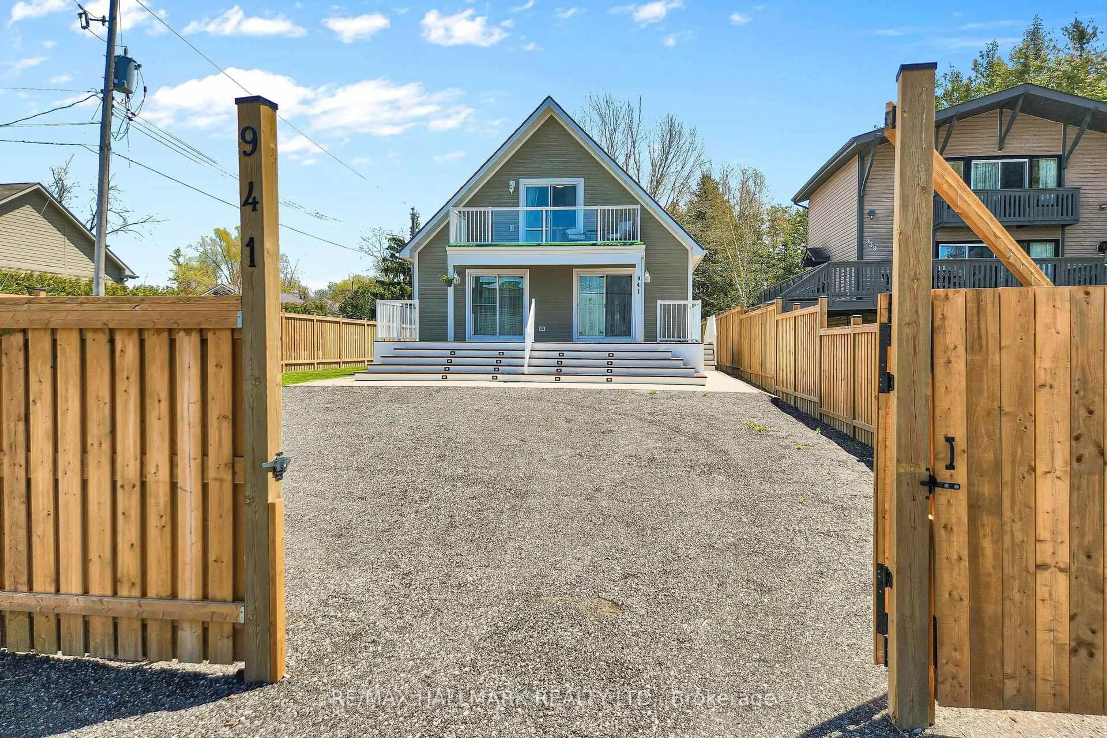 A pic from outside/outdoor area/front of a property/back of a property/a pic from drone, unknown for 941 Lake Dr, Georgina Ontario L4P 3E9