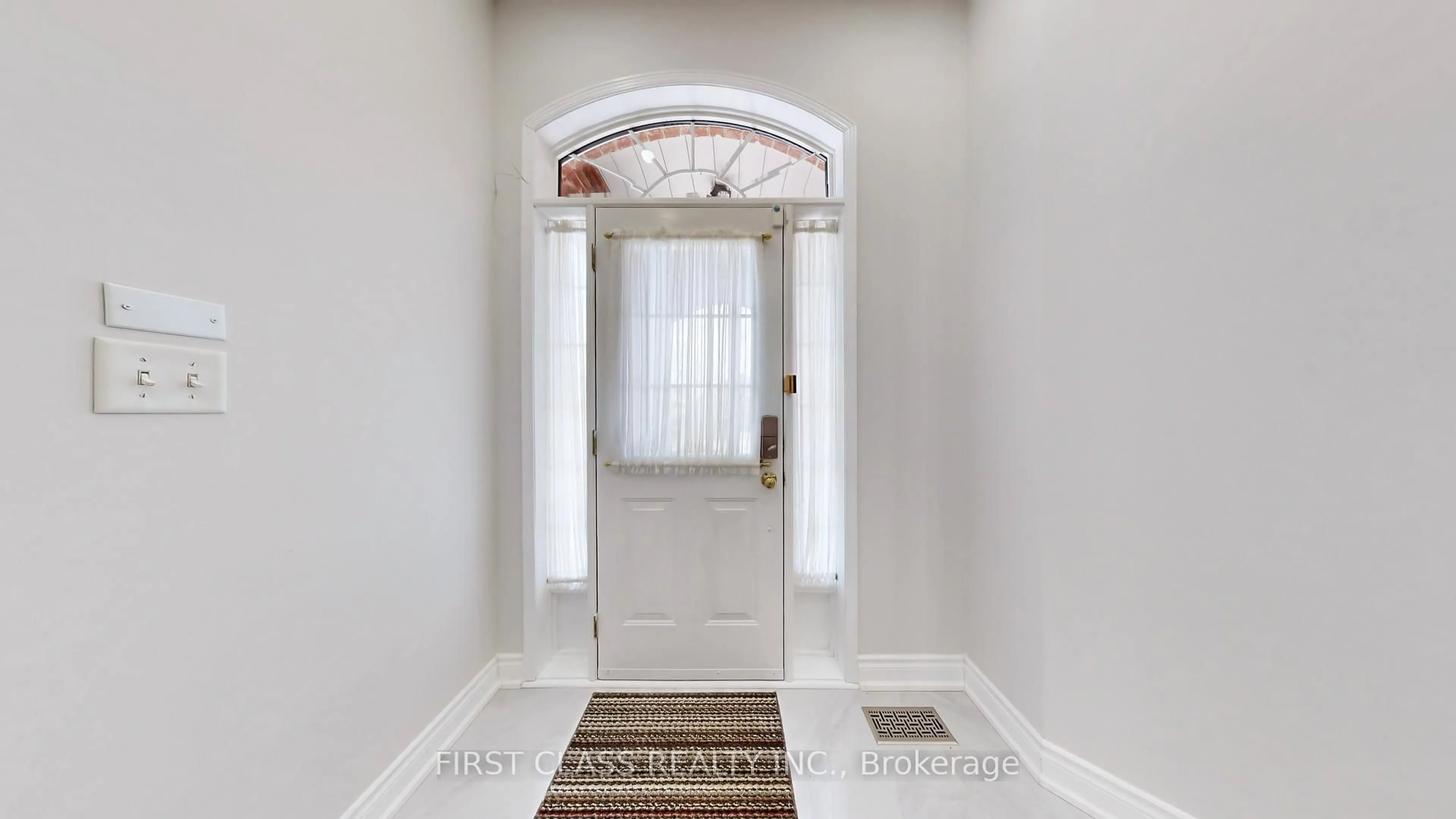 Indoor entryway for 30 Kaitlin Dr, Richmond Hill Ontario L4E 3W6