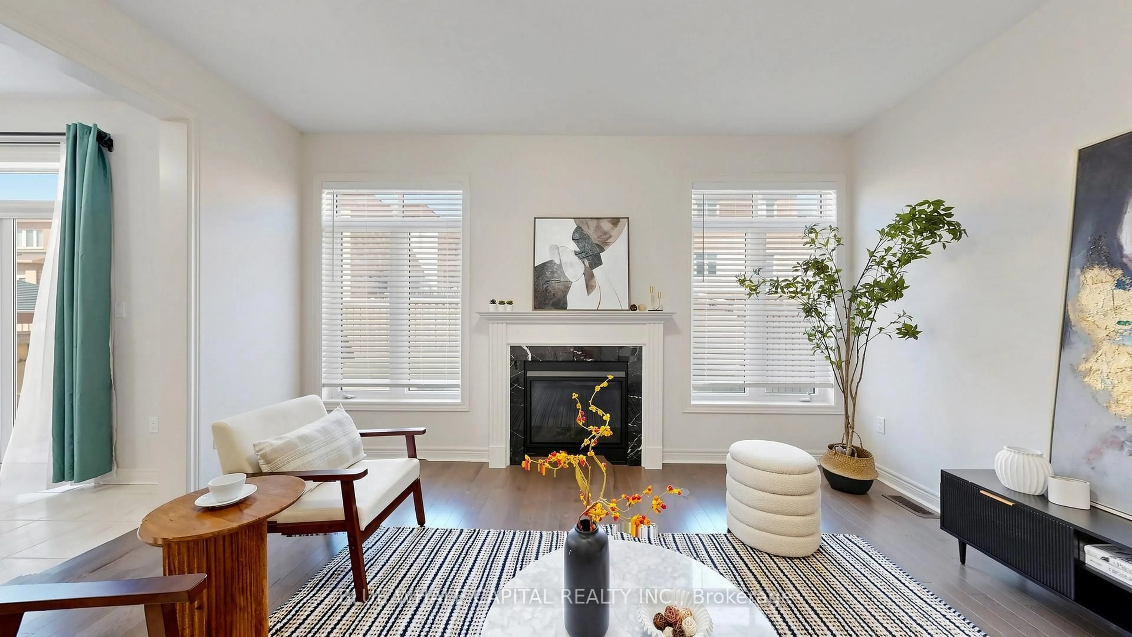Living room with furniture, unknown for 32 Tay Blvd, Bradford West Gwillimbury Ontario L3Z 0W5
