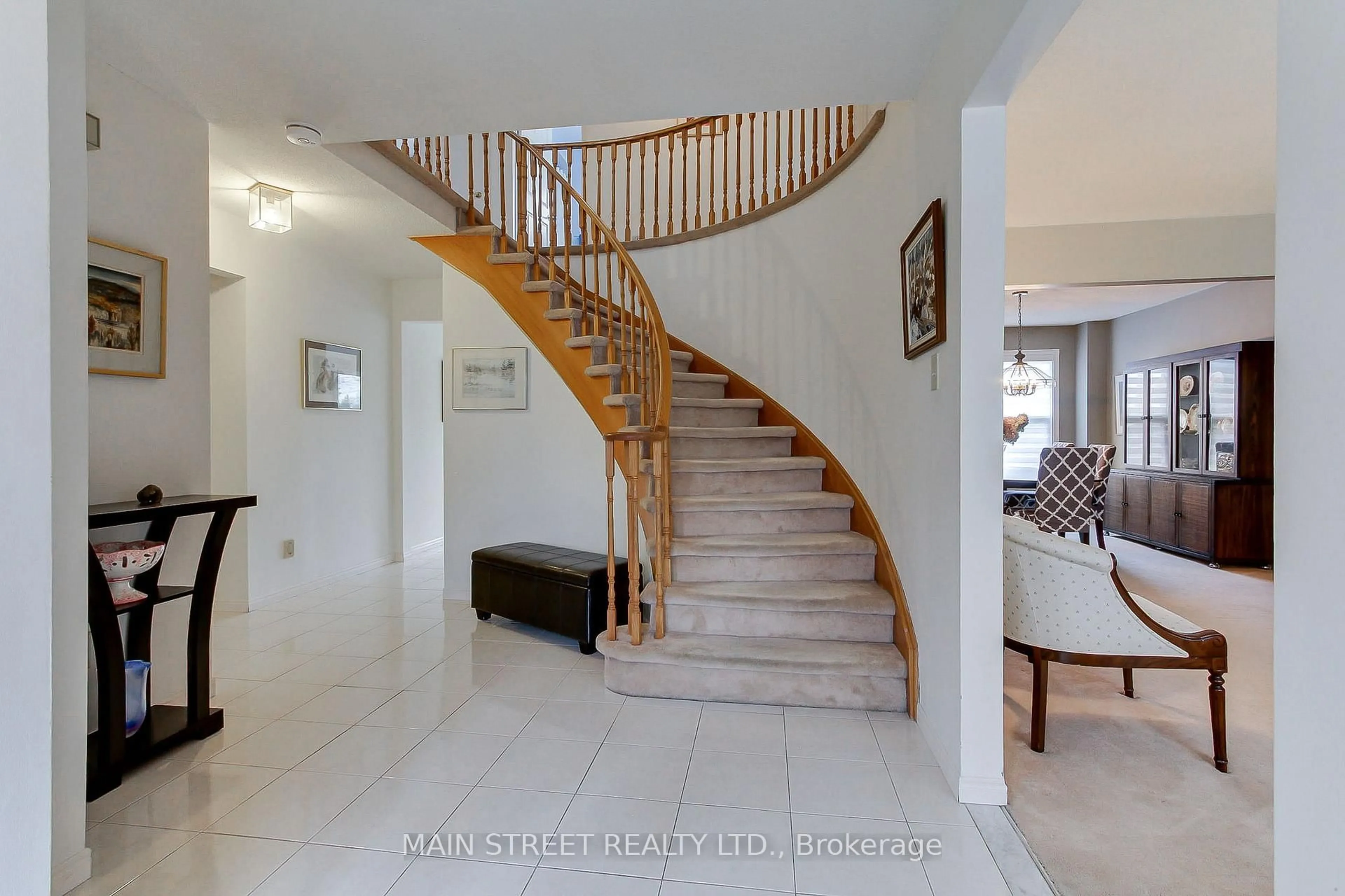 Indoor foyer for 21 Chadburn Cres, Aurora Ontario L4G 4V6
