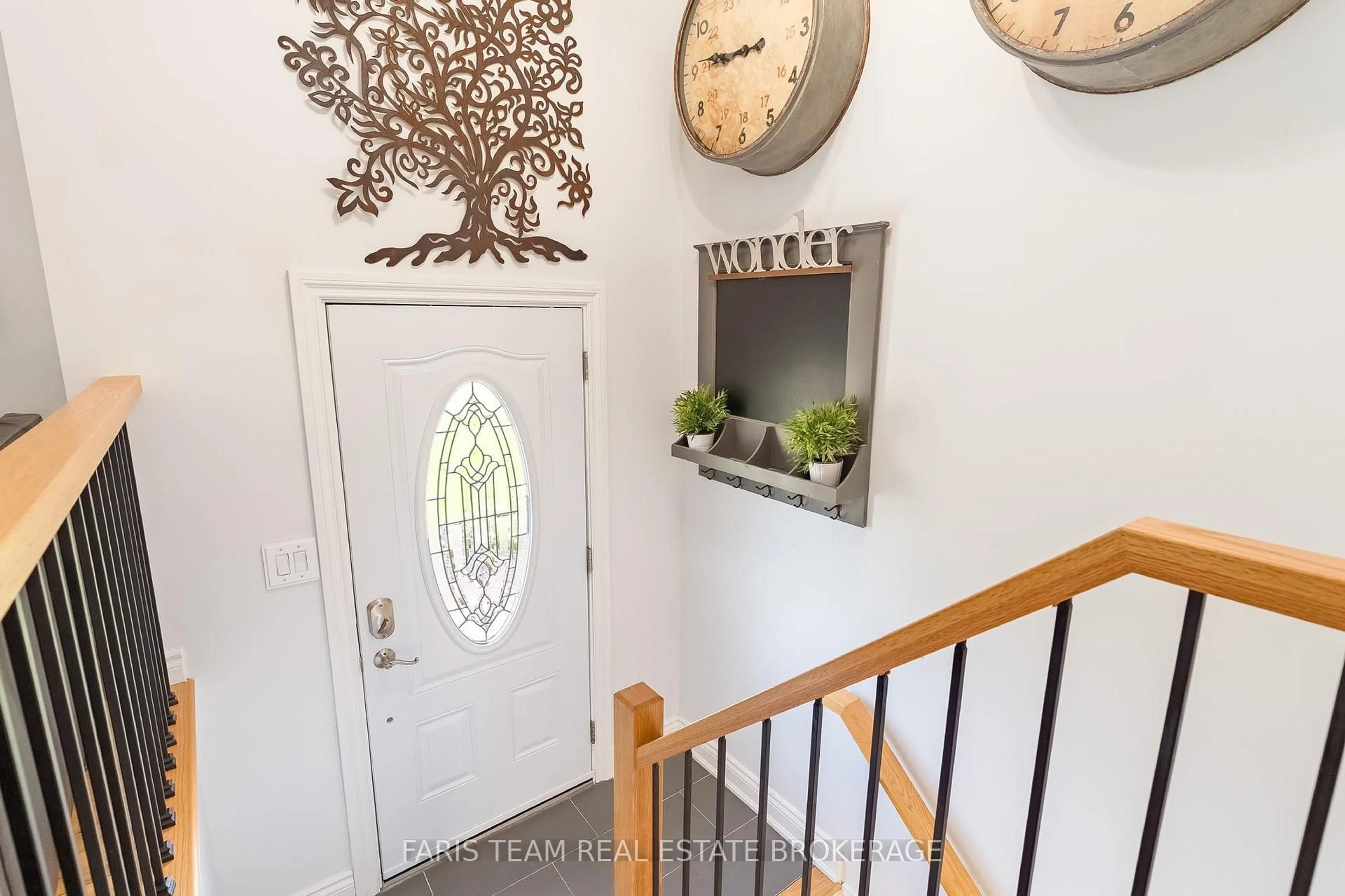 Indoor entryway for 730 Trinity St, Innisfil Ontario L9S 2G8