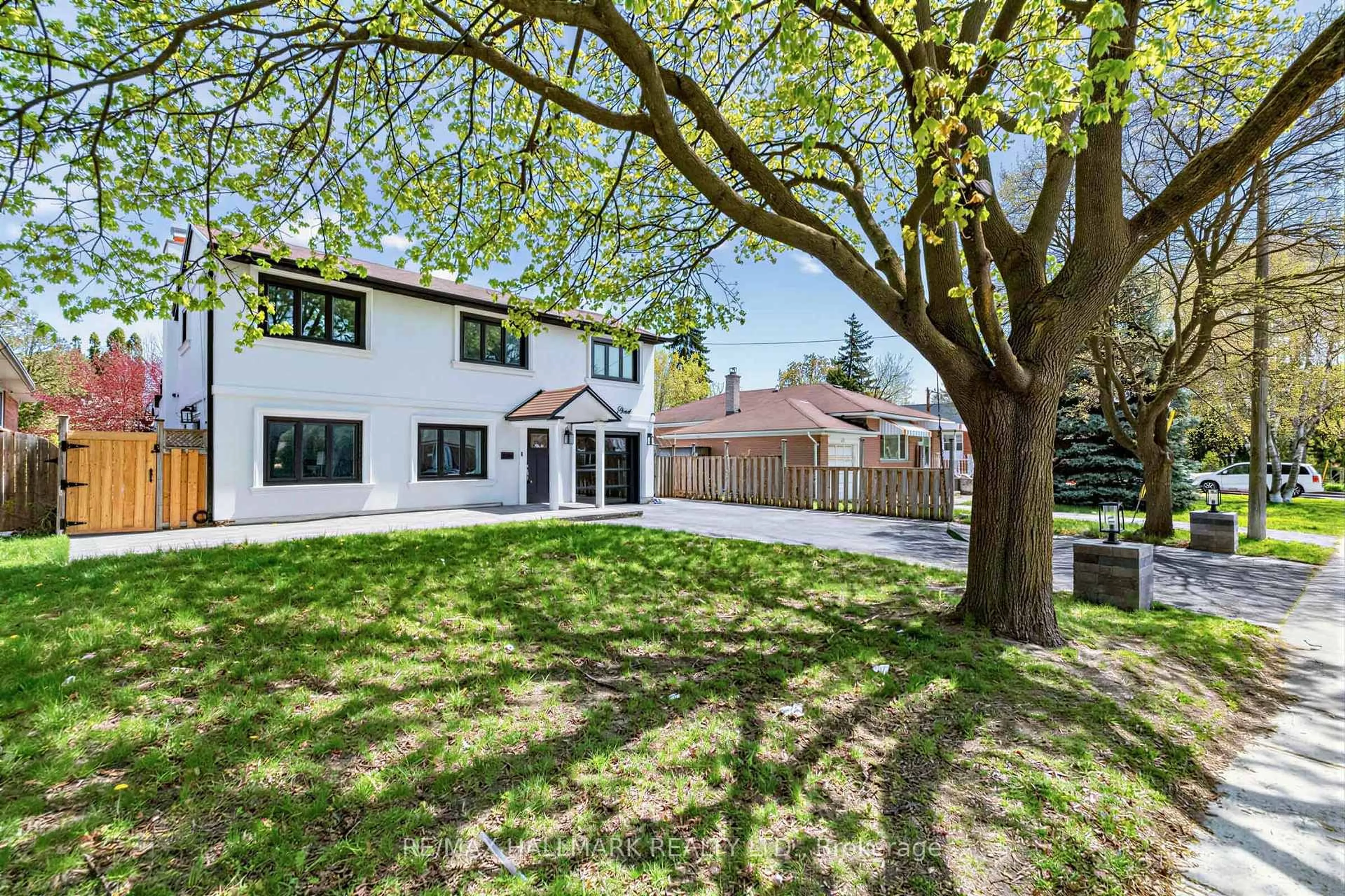 A pic from outside/outdoor area/front of a property/back of a property/a pic from drone, street for 225 Lucas St, Richmond Hill Ontario L4C 4P9