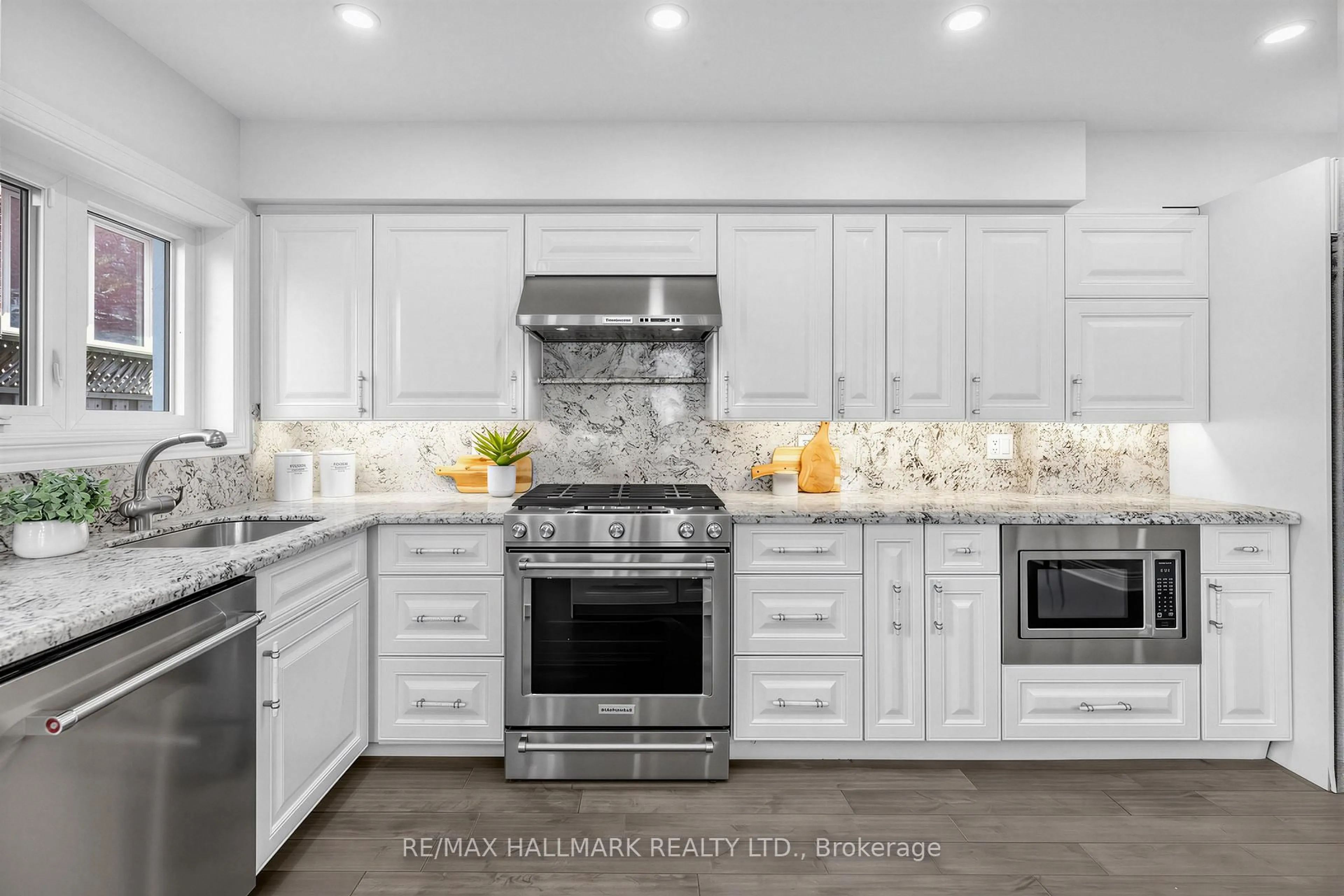 Contemporary kitchen, ceramic/tile floor for 225 Lucas St, Richmond Hill Ontario L4C 4P9