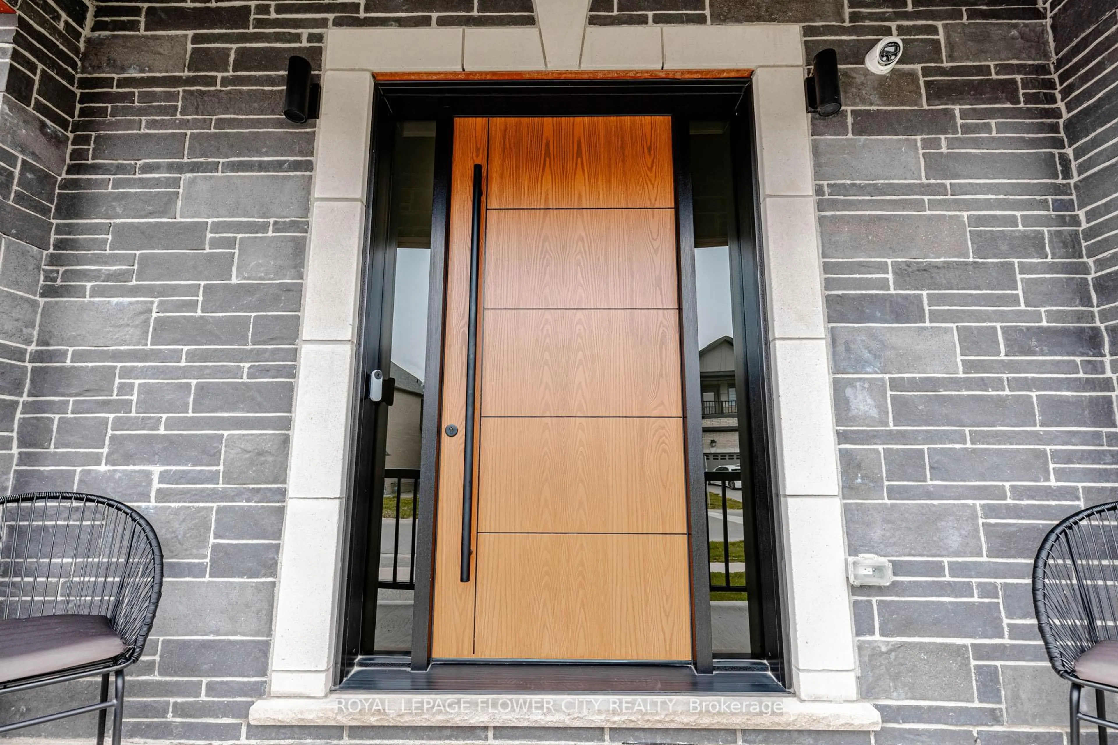 Indoor entryway for 1367 Lawson St, Innisfil Ontario L9S 0N8