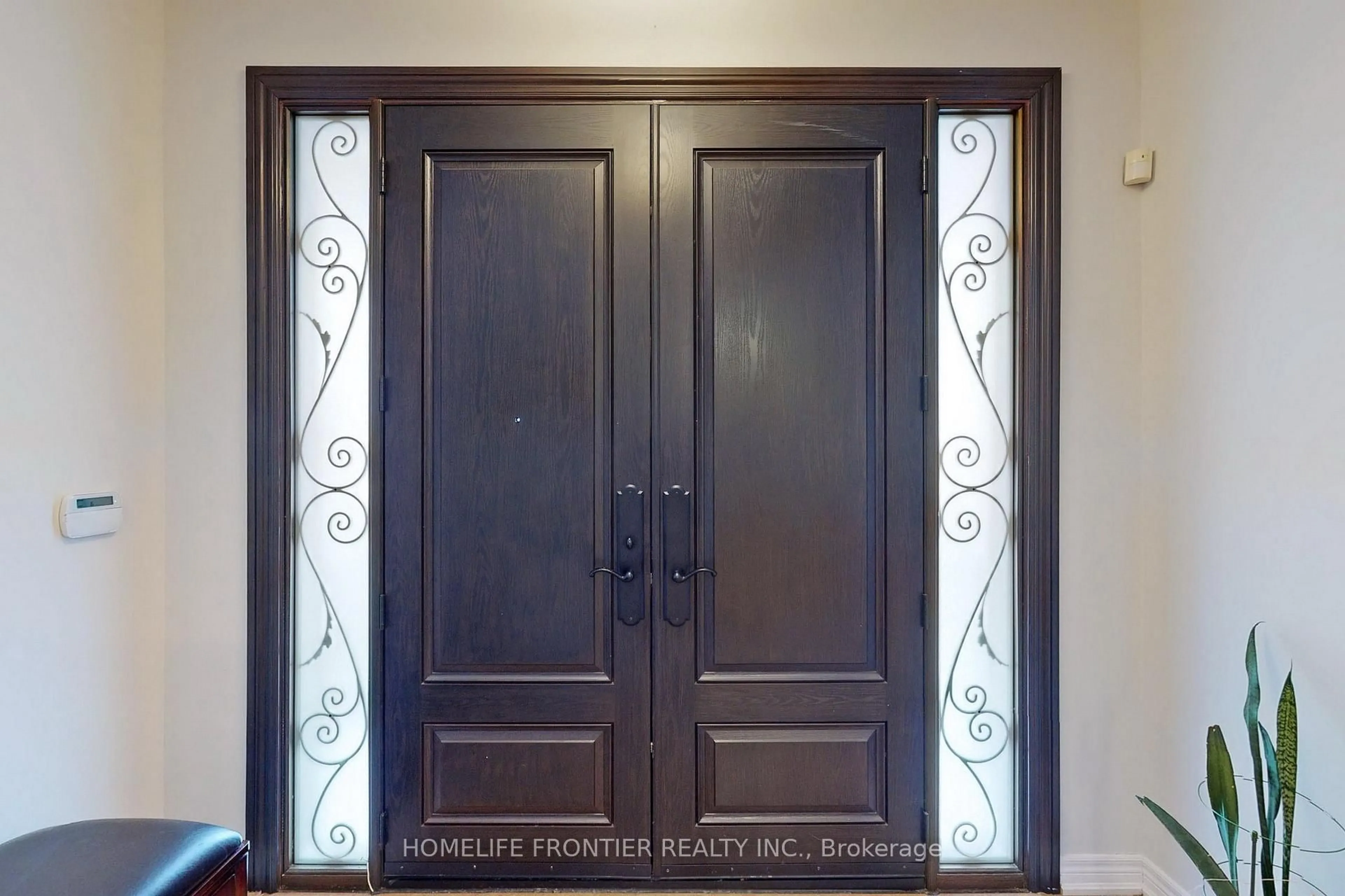 Indoor entryway for 475 Kwapis Blvd, Newmarket Ontario L3X 3K5