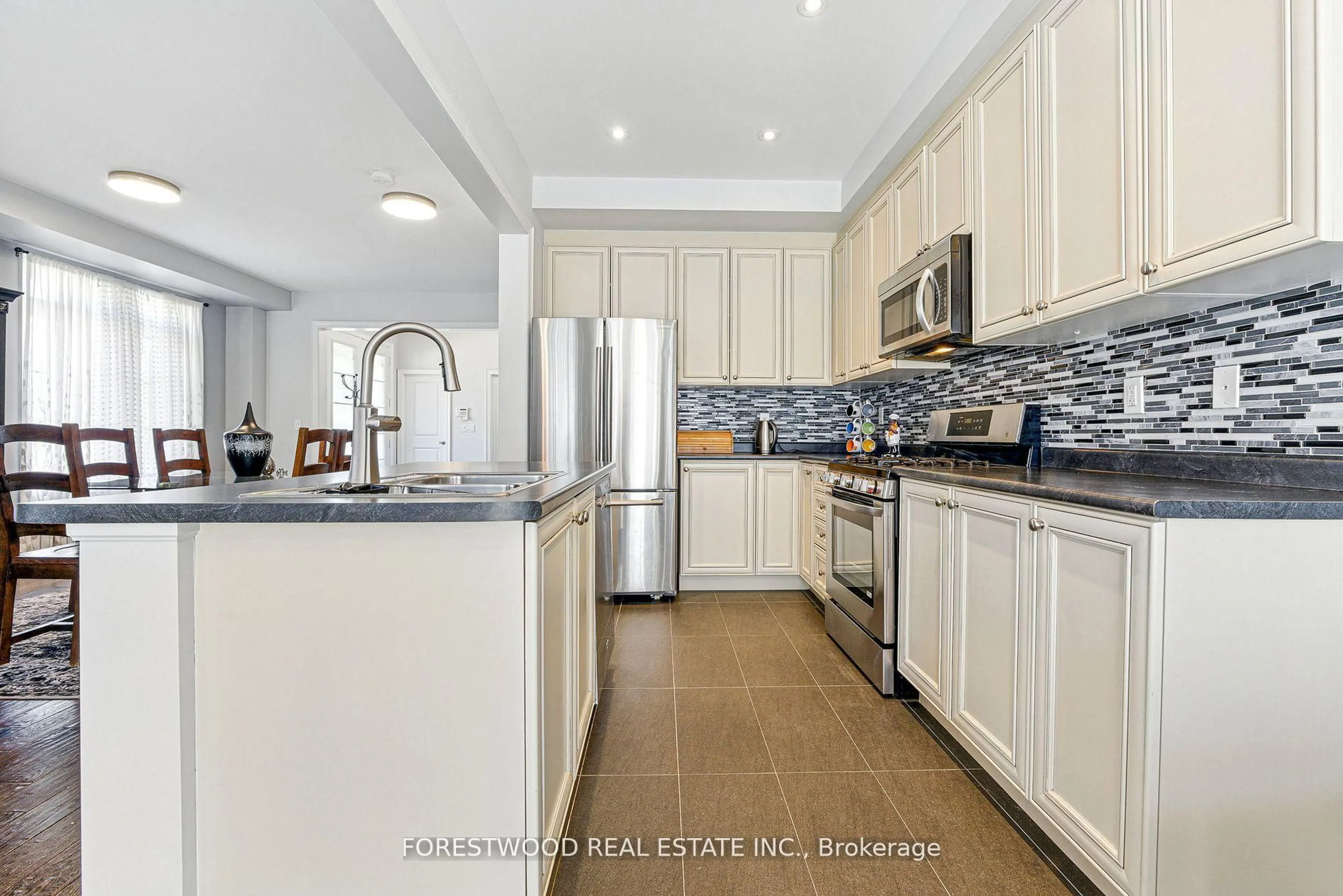 Unknown for 634 Sweetwater Cres, Newmarket Ontario L3X 0H5