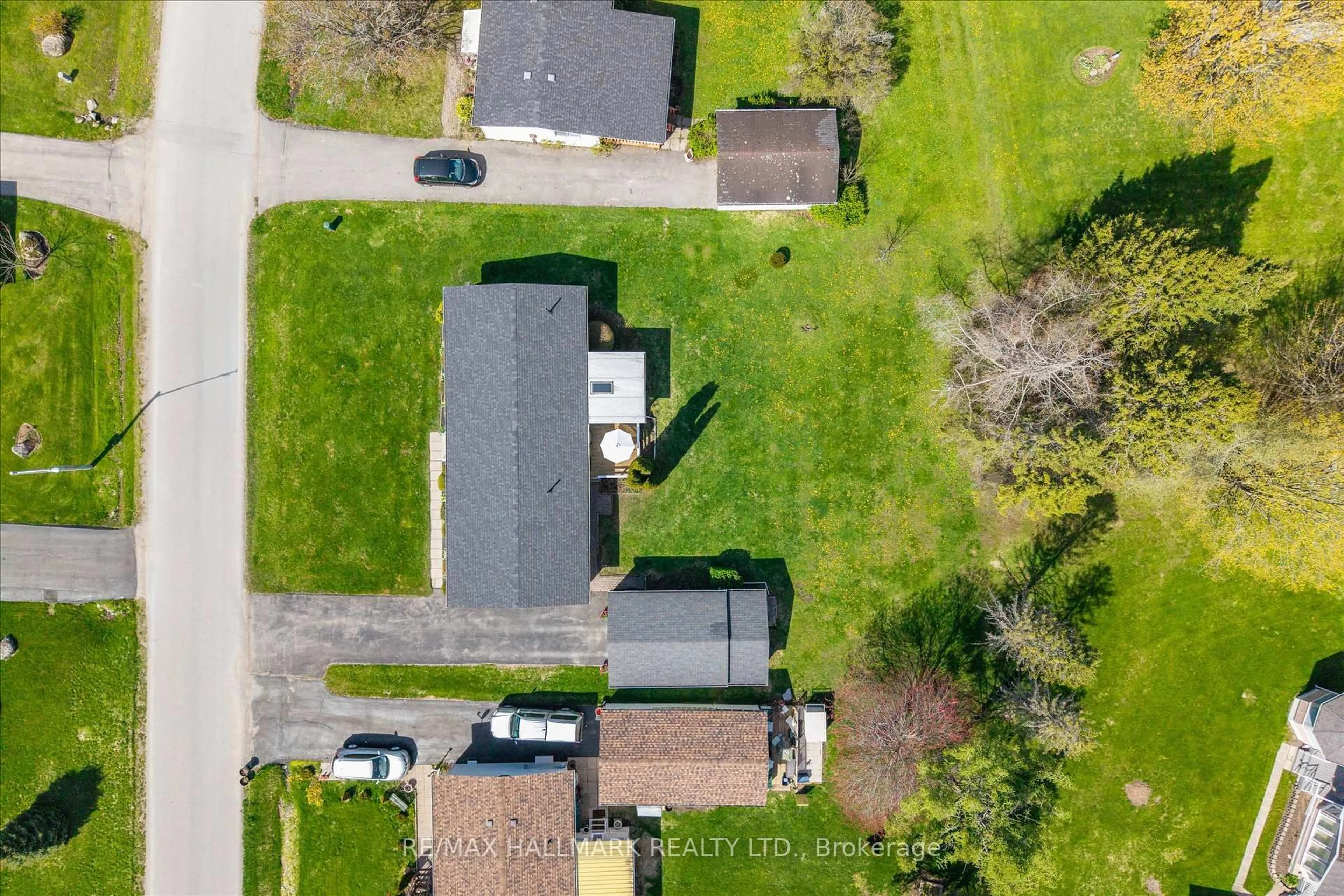 A pic from outside/outdoor area/front of a property/back of a property/a pic from drone, street for 59 Damsel Circ, Georgina Ontario L0E 1R0
