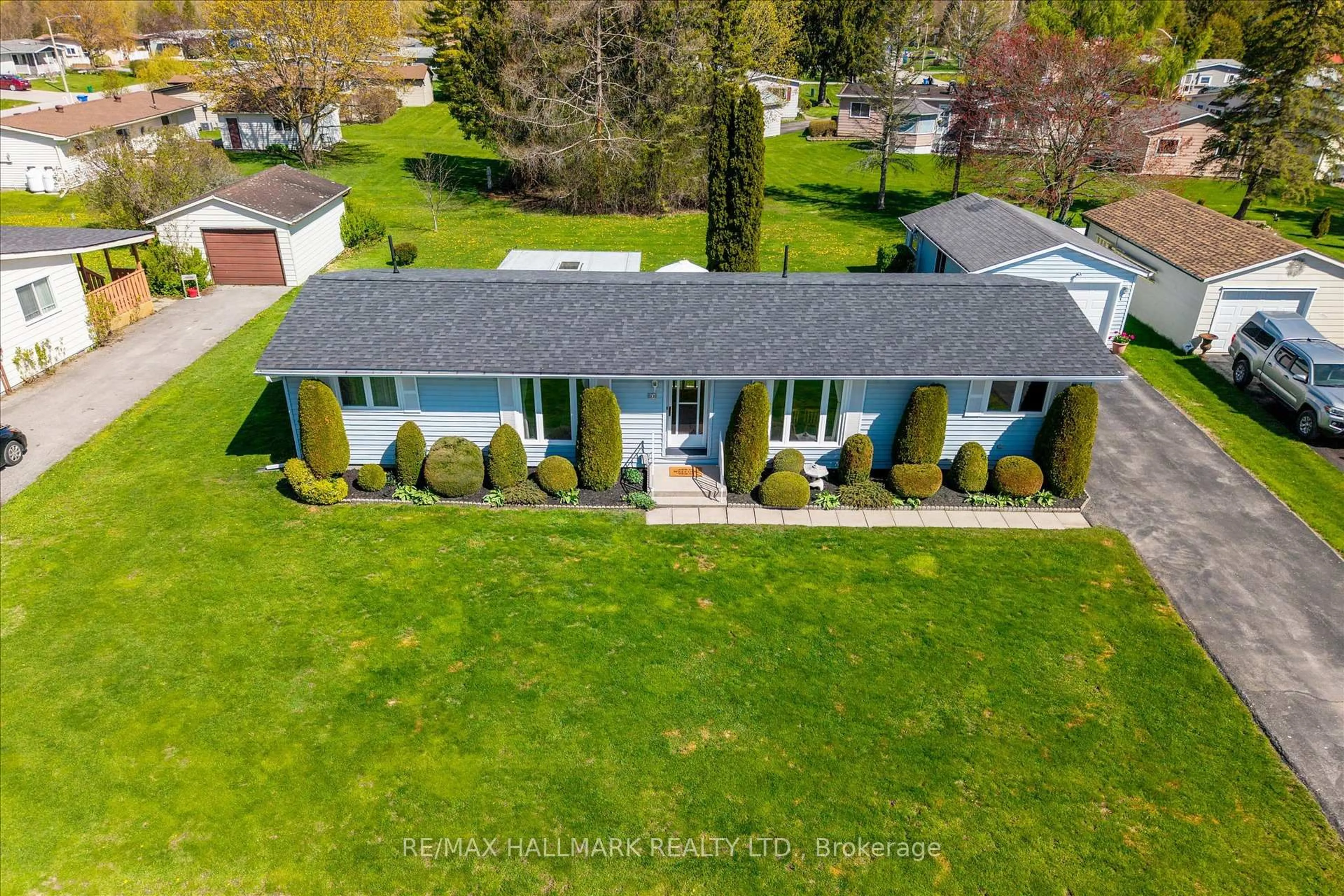A pic from outside/outdoor area/front of a property/back of a property/a pic from drone, unknown for 59 Damsel Circ, Georgina Ontario L0E 1R0