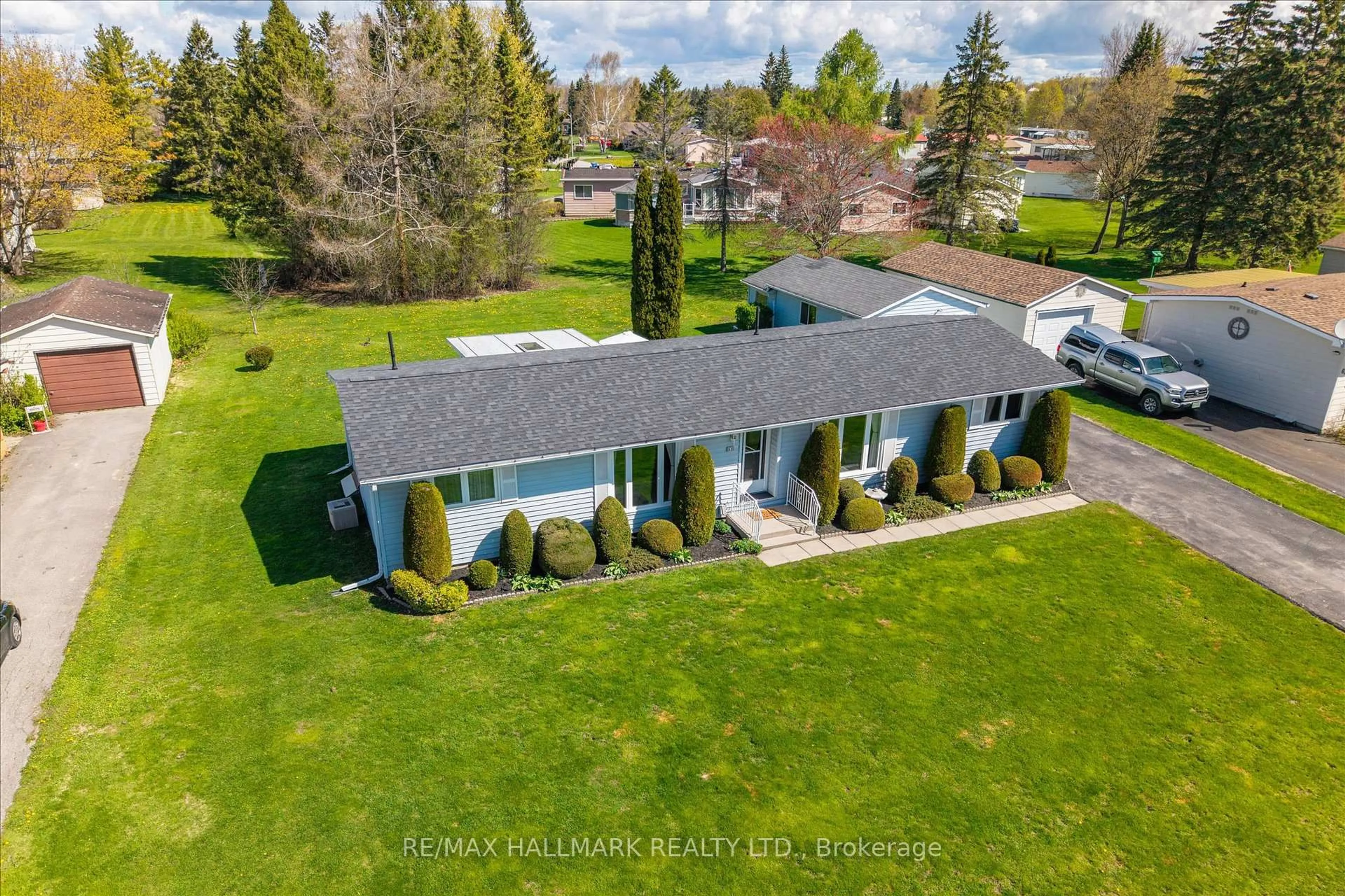 A pic from outside/outdoor area/front of a property/back of a property/a pic from drone, unknown for 59 Damsel Circ, Georgina Ontario L0E 1R0