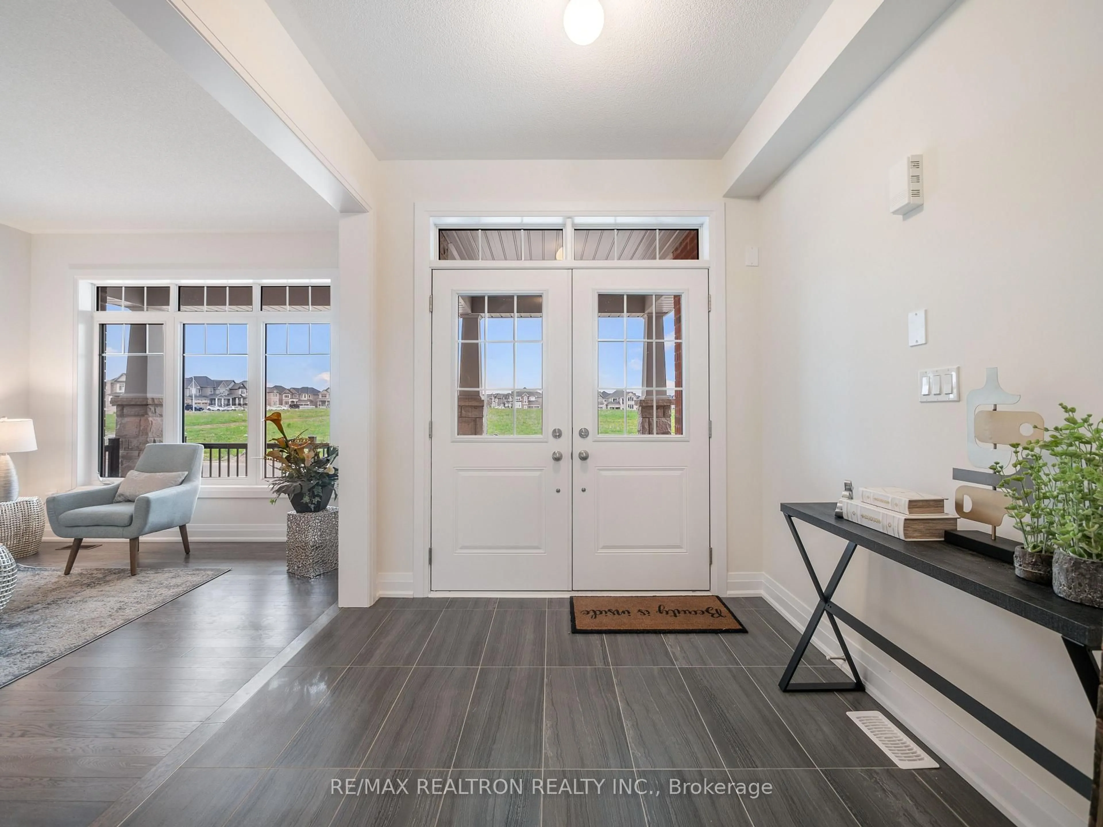 Indoor entryway for 1125 Cole St, Innisfil Ontario L9S 4R7