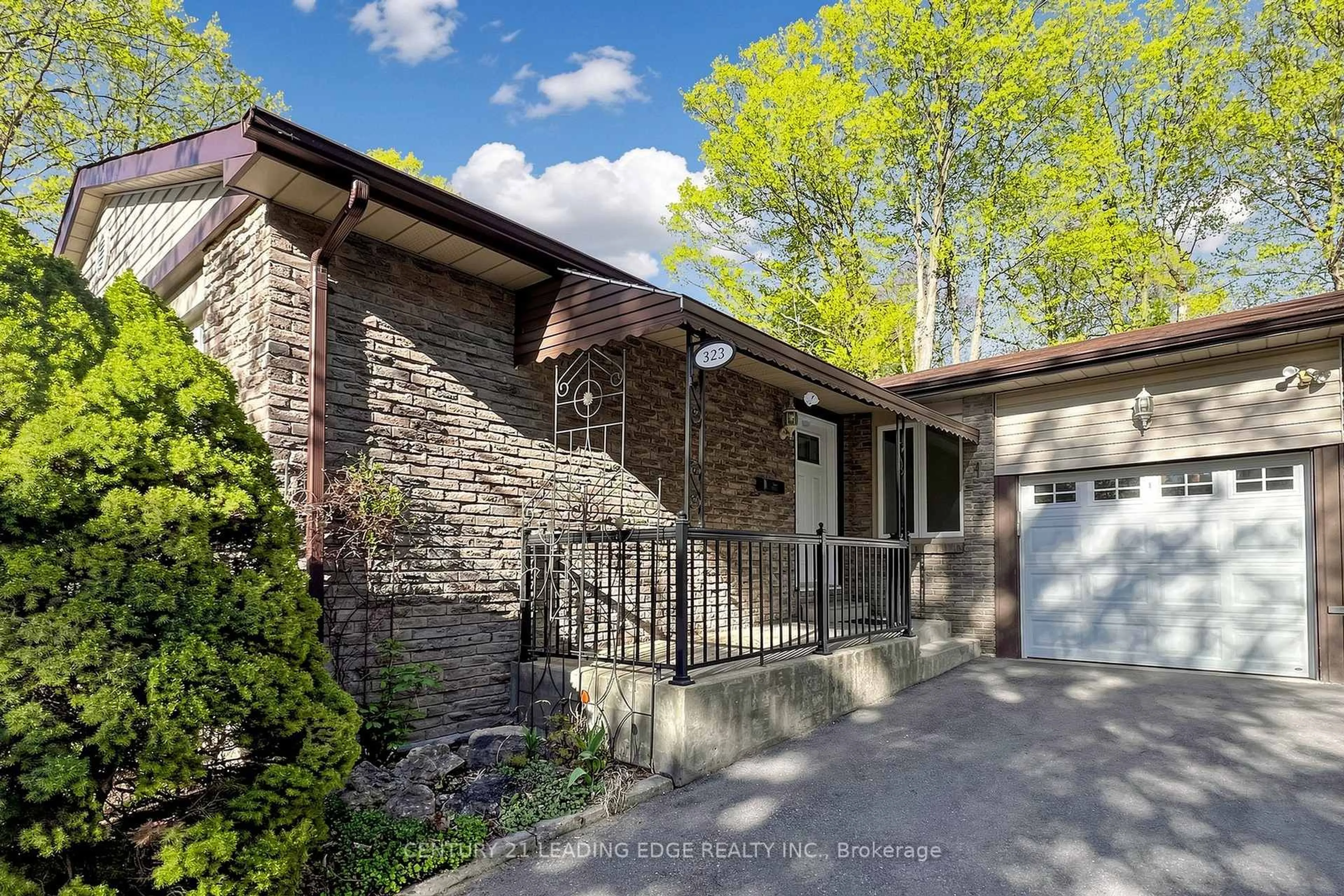 Home with brick exterior material, street for 323 Waratah Ave, Newmarket Ontario L3Y 5J3