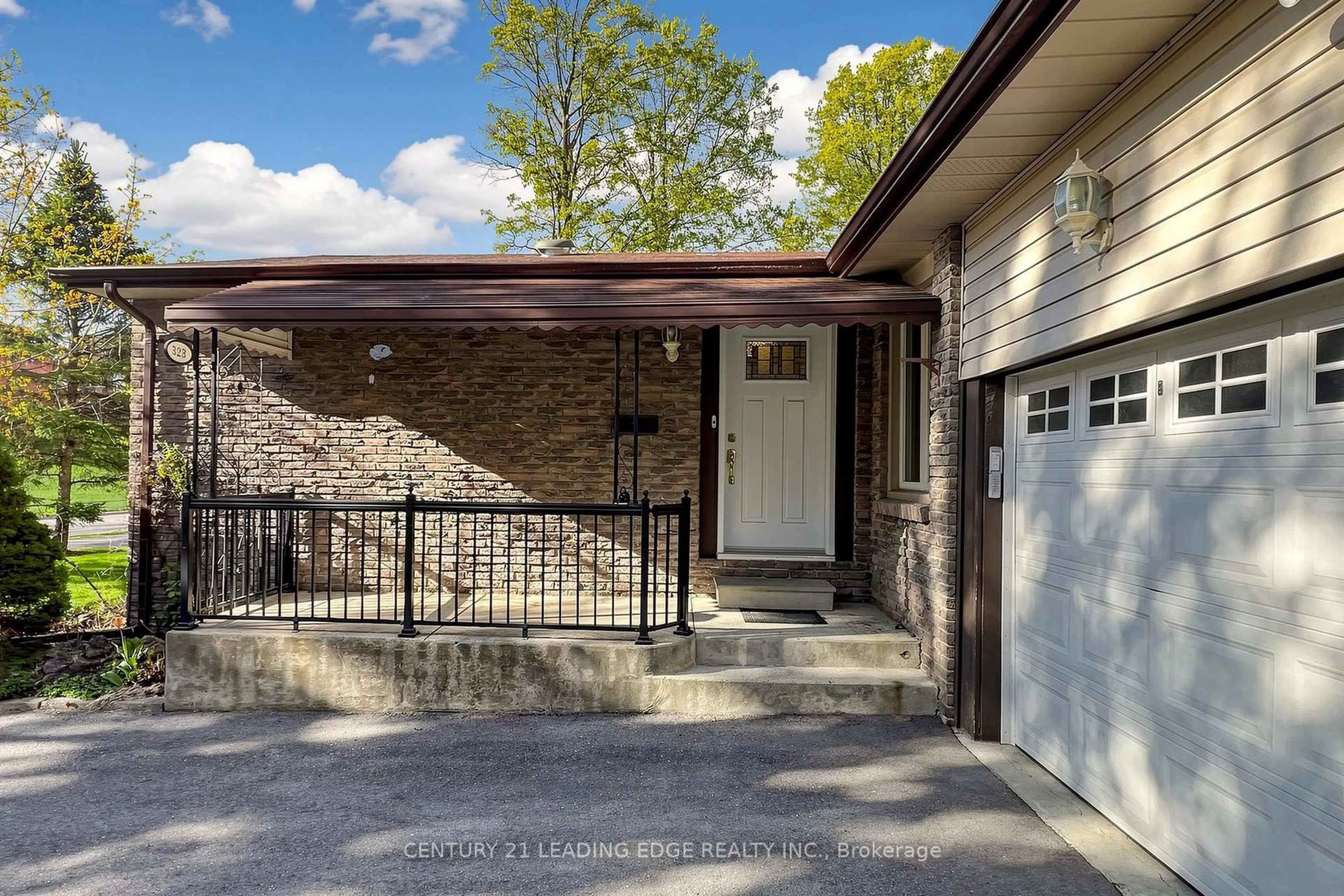 Home with brick exterior material, street for 323 Waratah Ave, Newmarket Ontario L3Y 5J3