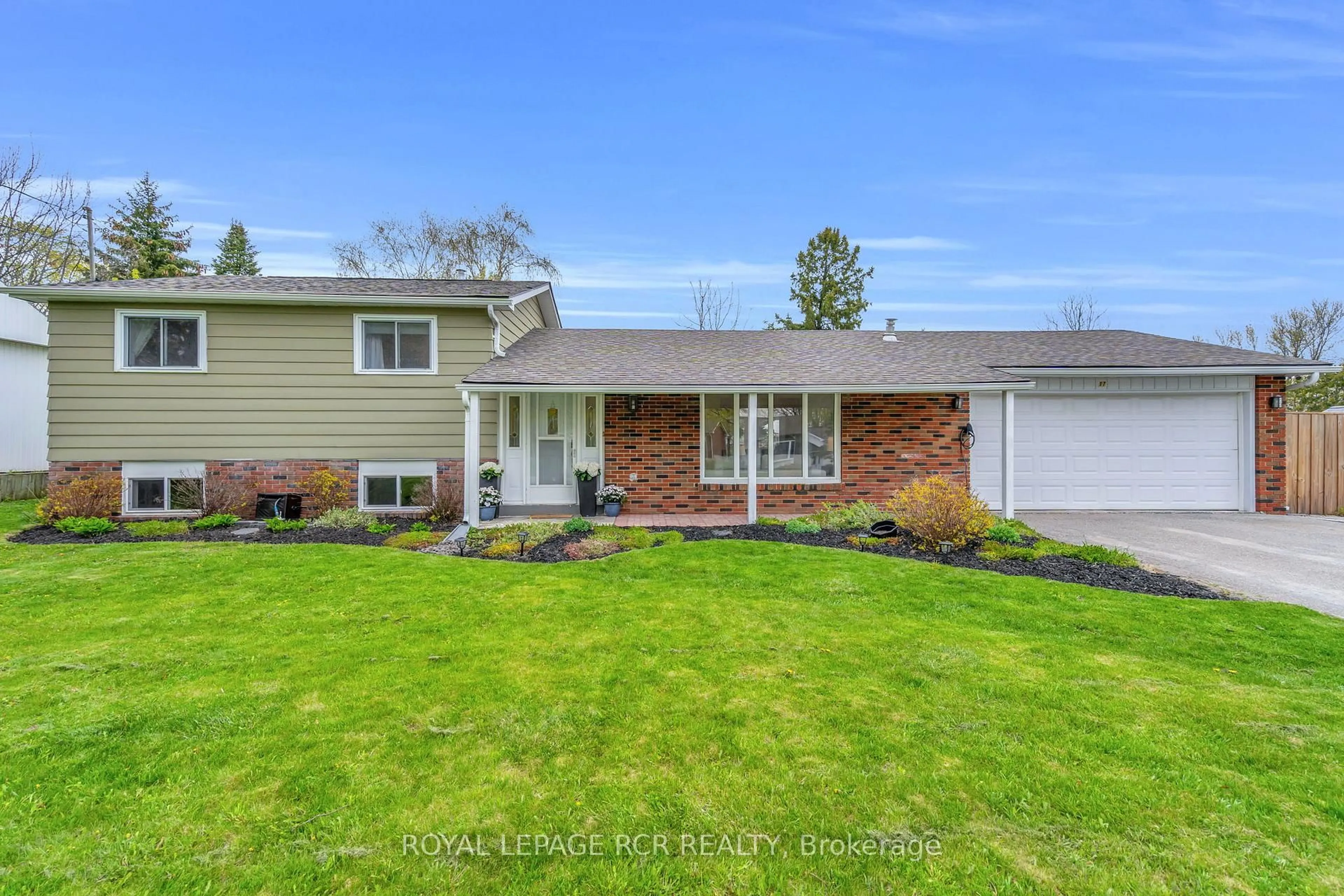 Home with vinyl exterior material, street for 17 Cummings Rd, Bradford West Gwillimbury Ontario L0G 1B0