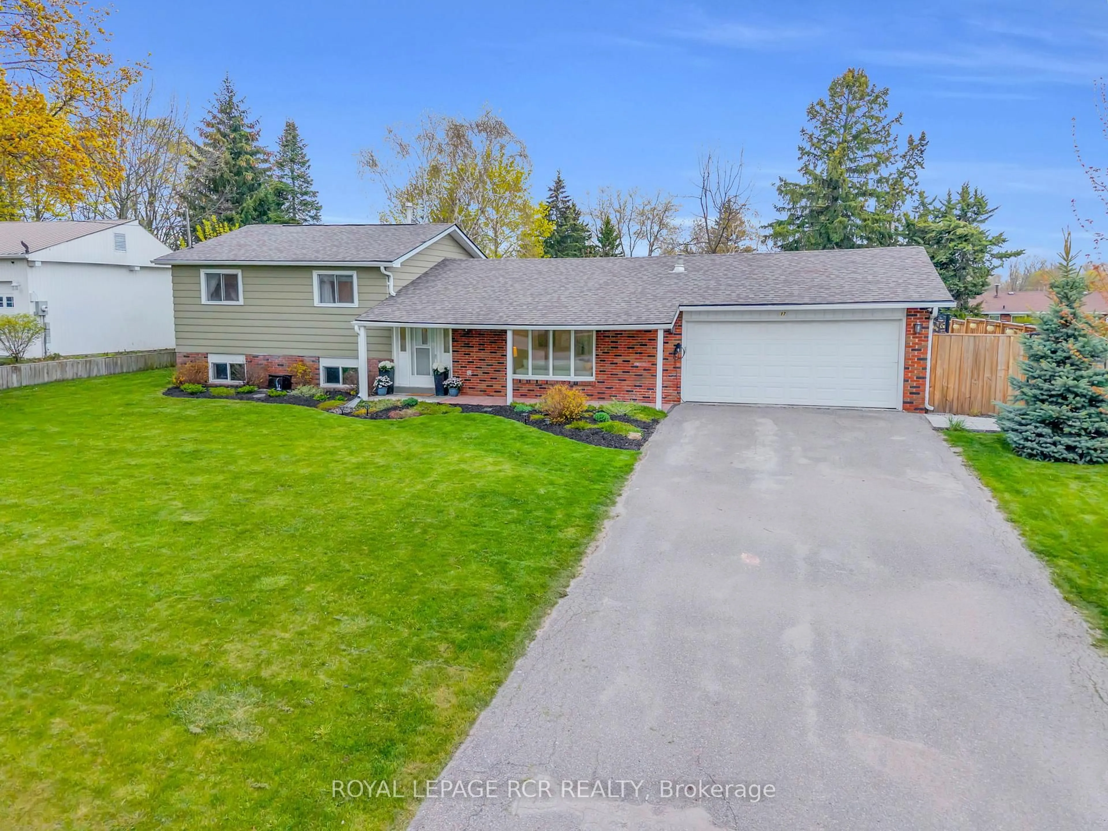 A pic from outside/outdoor area/front of a property/back of a property/a pic from drone, street for 17 Cummings Rd, Bradford West Gwillimbury Ontario L0G 1B0