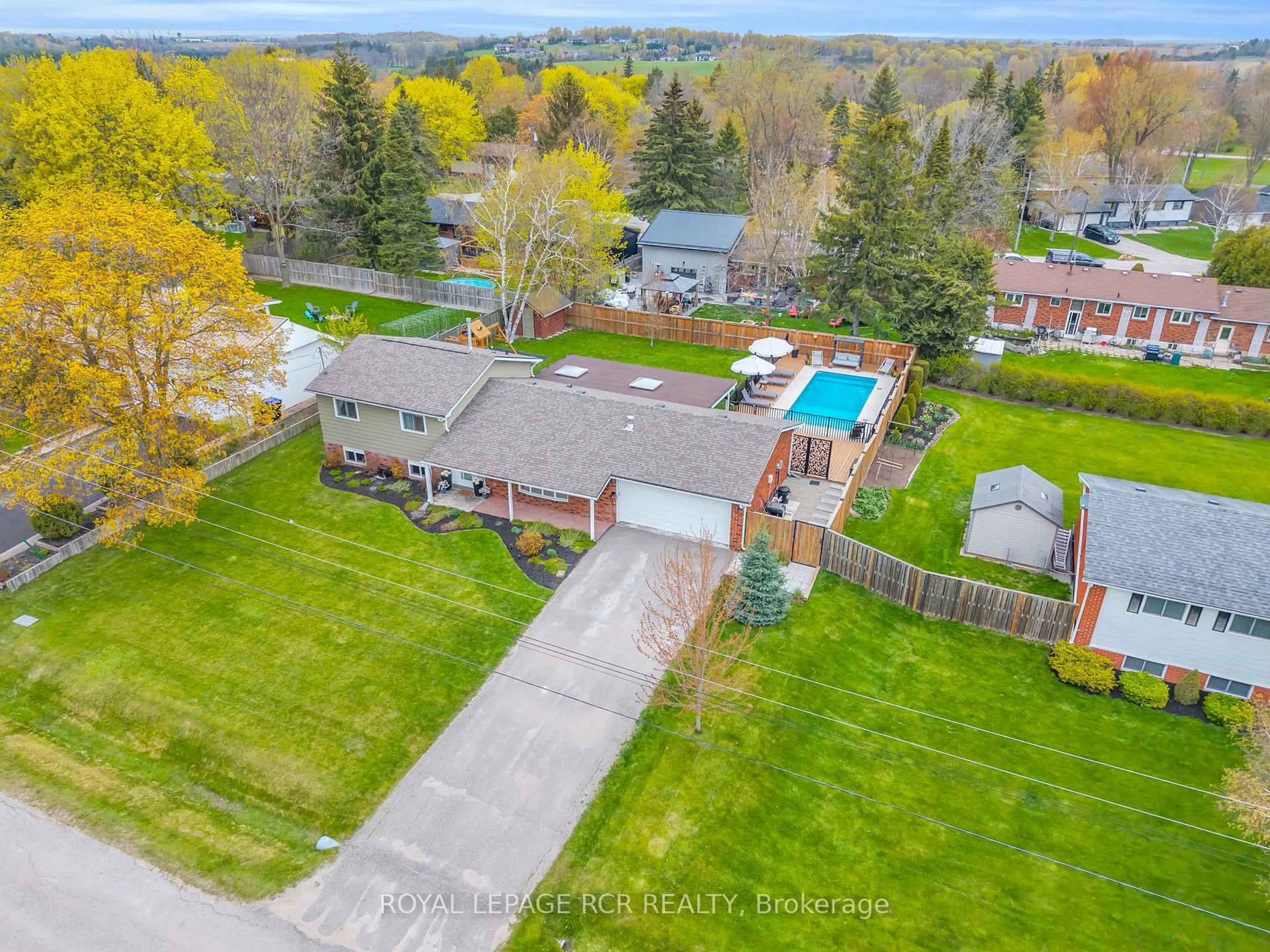 A pic from outside/outdoor area/front of a property/back of a property/a pic from drone, unknown for 17 Cummings Rd, Bradford West Gwillimbury Ontario L0G 1B0