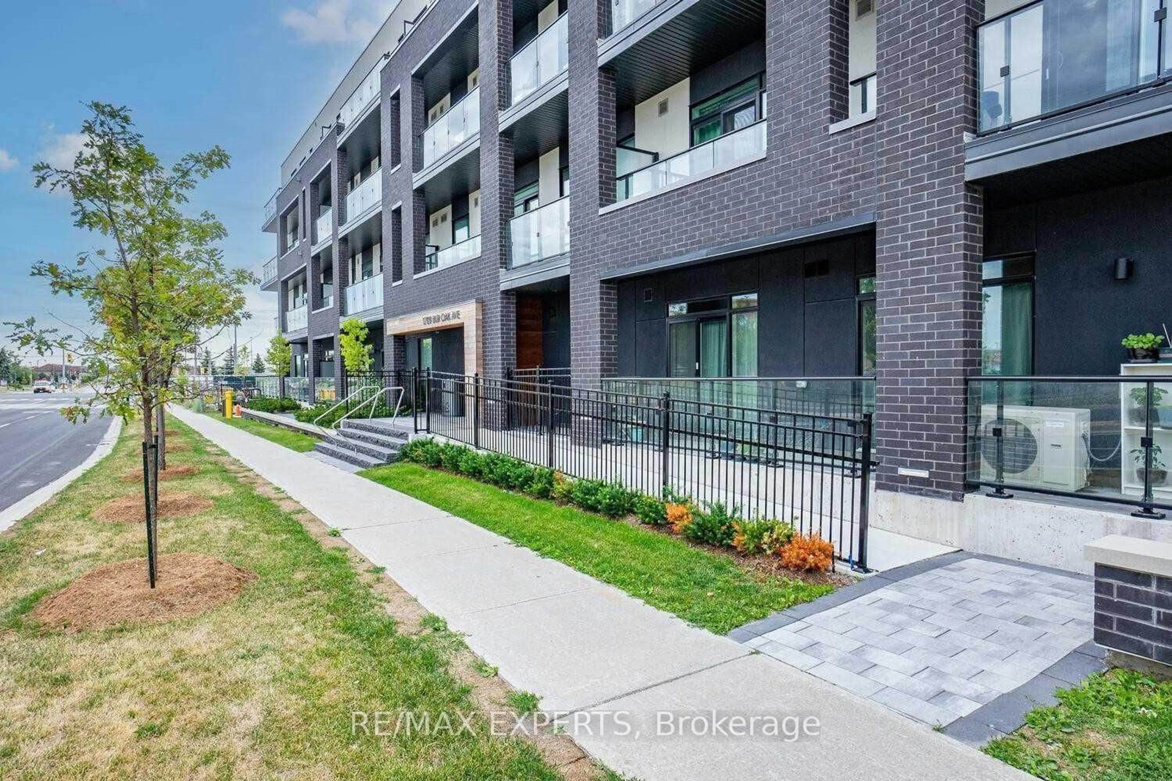 Patio, street for 1709 Bur Oak Ave #309, Markham Ontario L6E 0V7