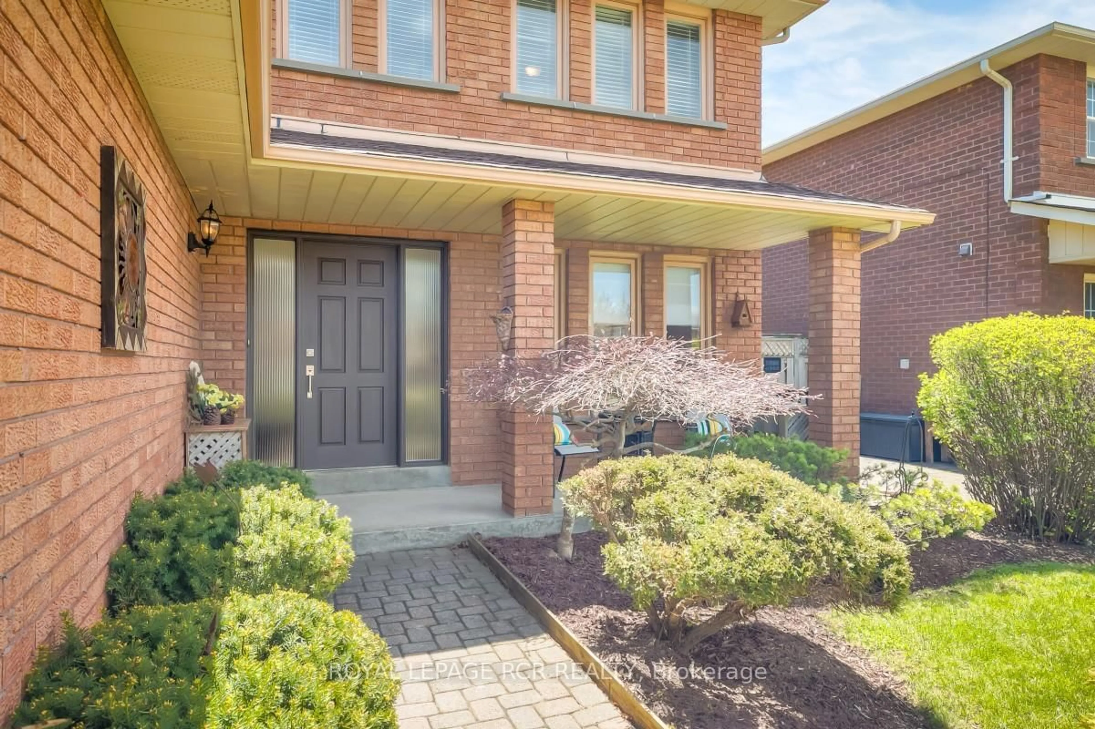 Home with brick exterior material, street for 582 Millard St, Whitchurch-Stouffville Ontario L4A 7Y4