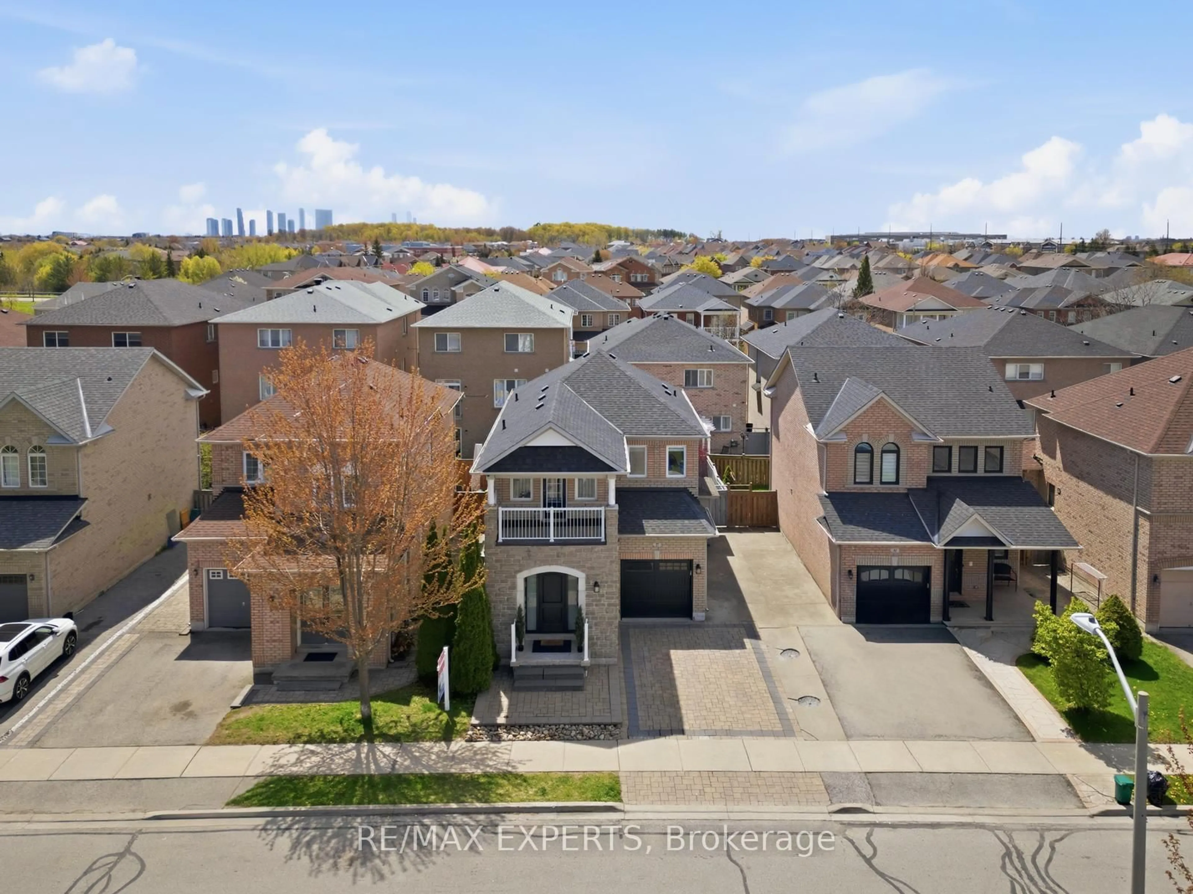 A pic from outside/outdoor area/front of a property/back of a property/a pic from drone, street for 27 Dolce Cres, Vaughan Ontario L4H 3C7