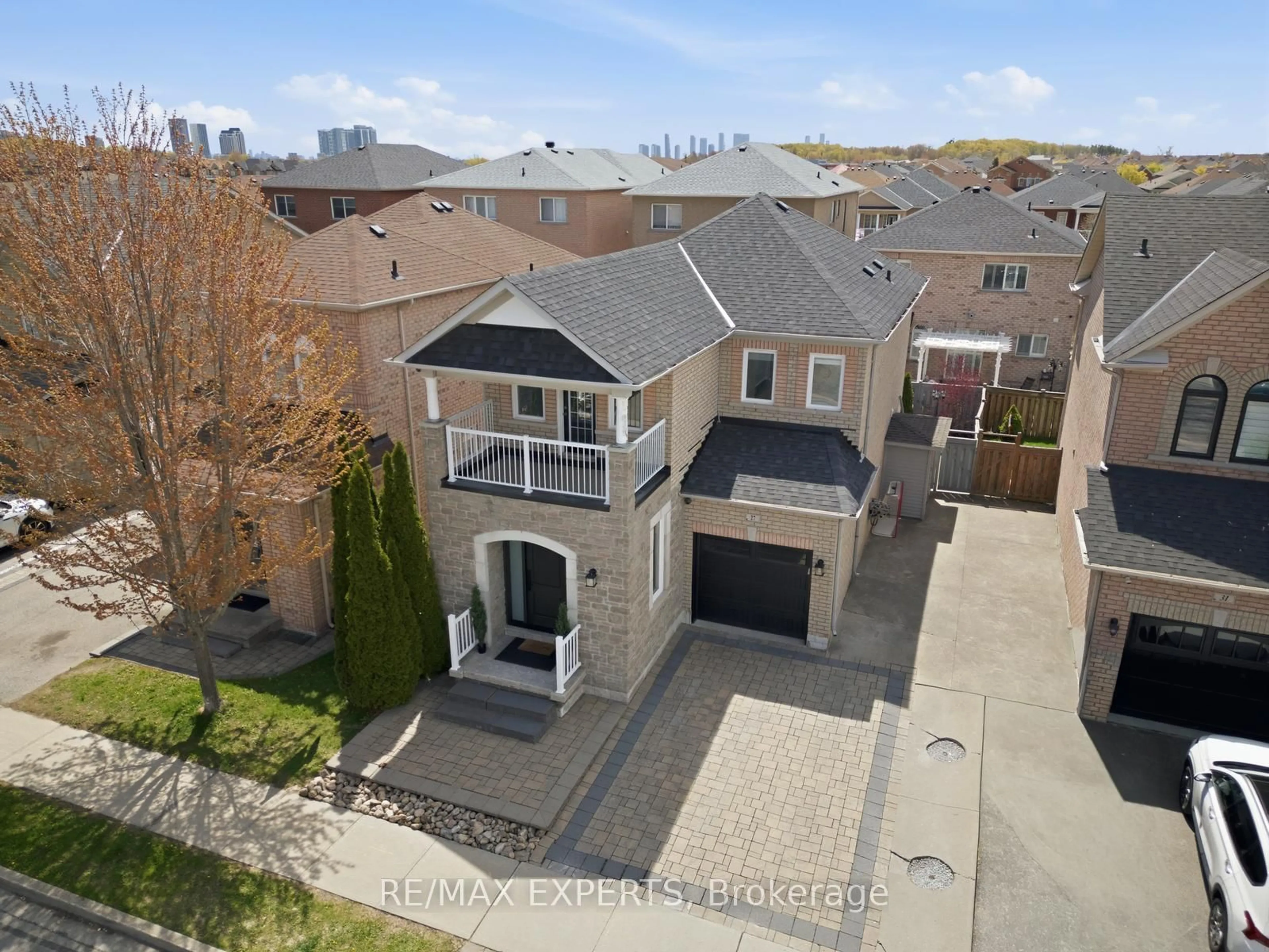 A pic from outside/outdoor area/front of a property/back of a property/a pic from drone, street for 27 Dolce Cres, Vaughan Ontario L4H 3C7