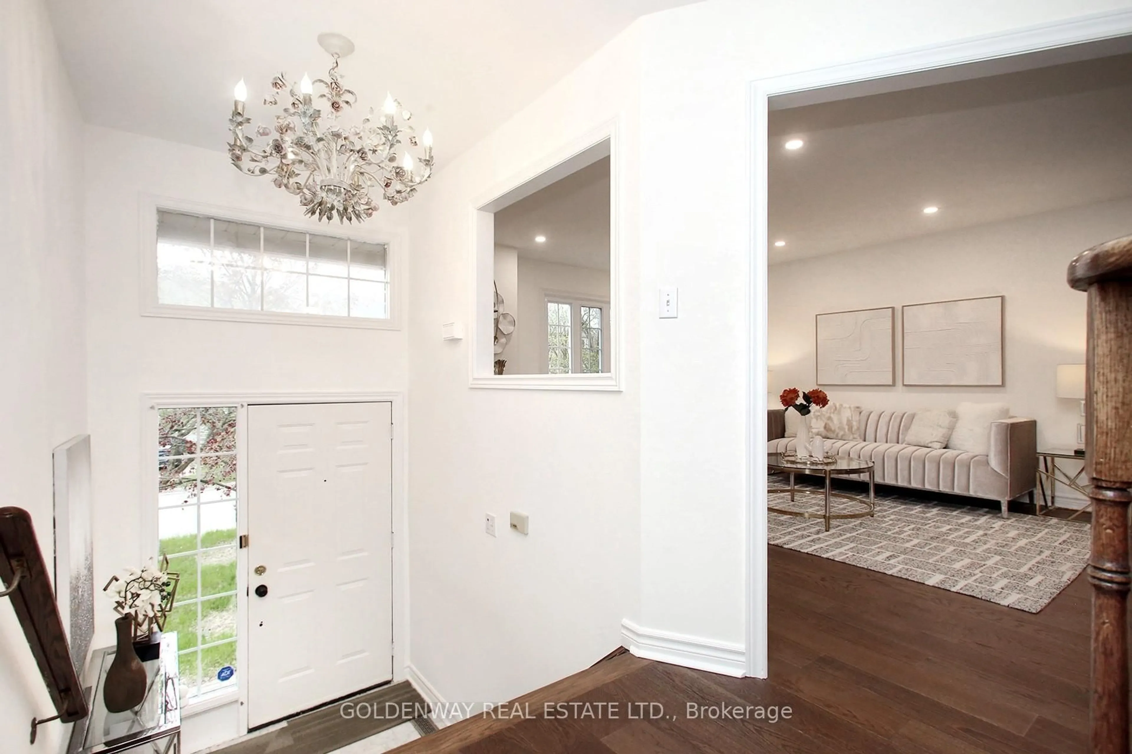 Indoor entryway for 6 Royal Manor Cres, Richmond Hill Ontario L4B 3N5