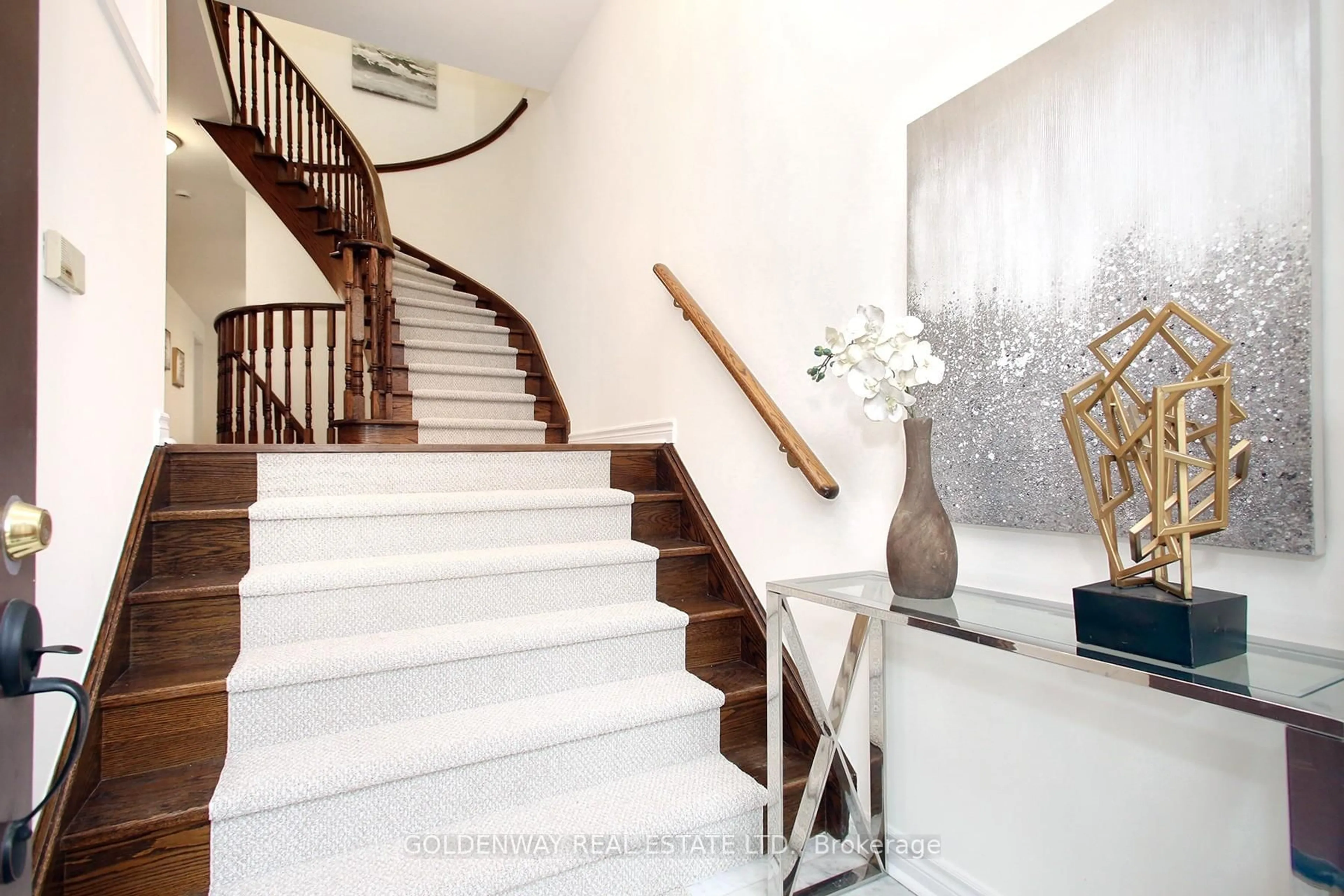 Indoor foyer for 6 Royal Manor Cres, Richmond Hill Ontario L4B 3N5