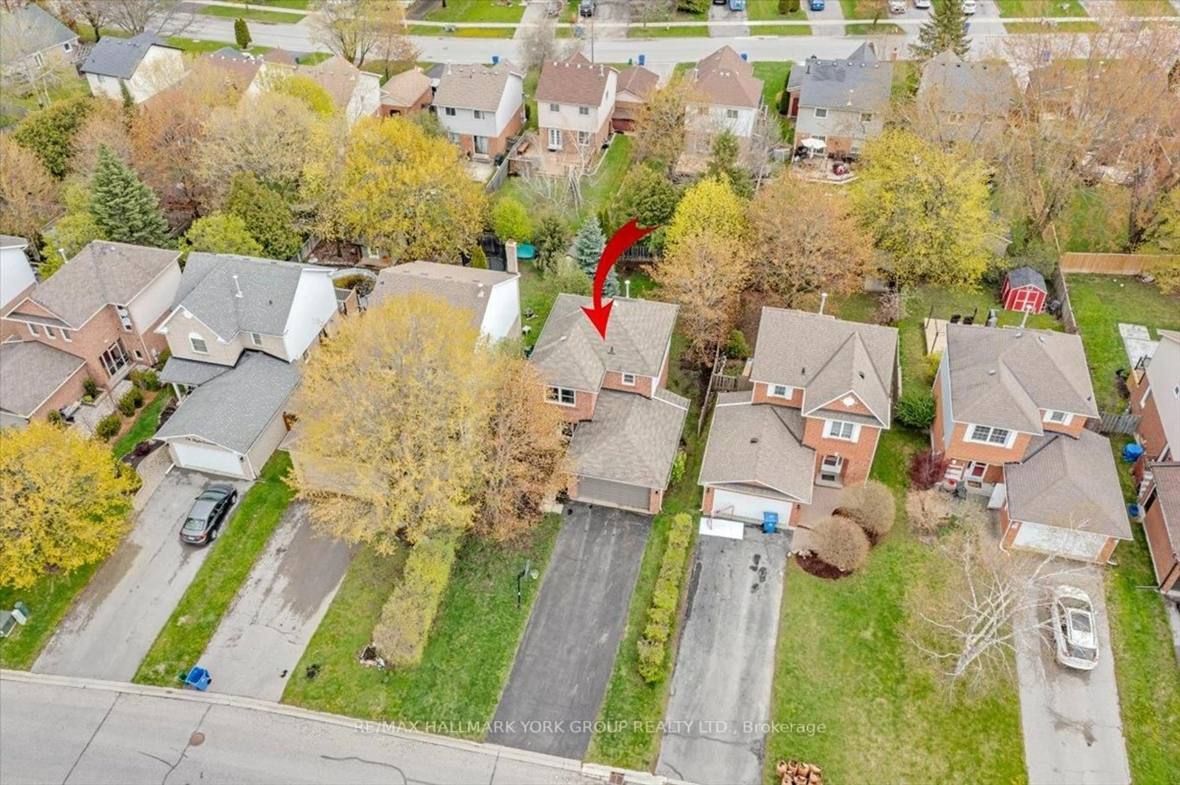 A pic from outside/outdoor area/front of a property/back of a property/a pic from drone, street for 70 Kyle Cres, Georgina Ontario L4P 3P6