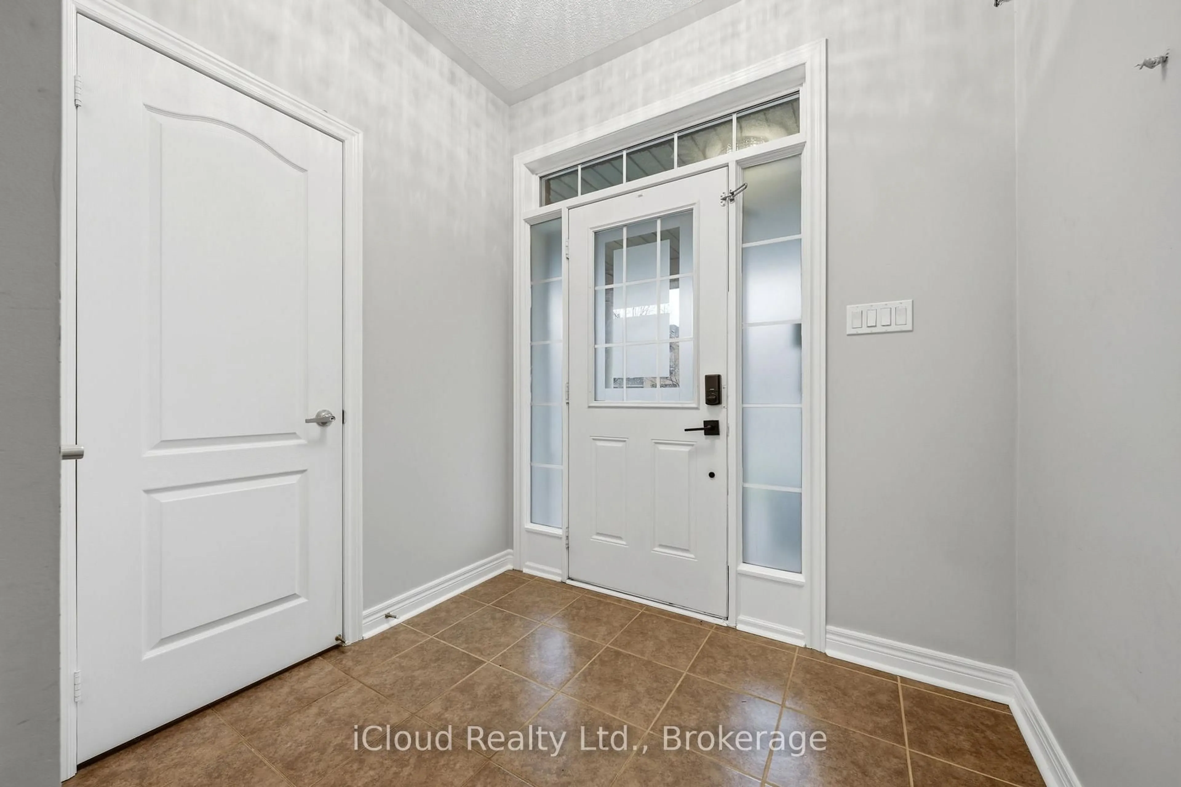 Indoor entryway for 23 Sweetner Dr, Whitchurch-Stouffville Ontario L4A 0L2