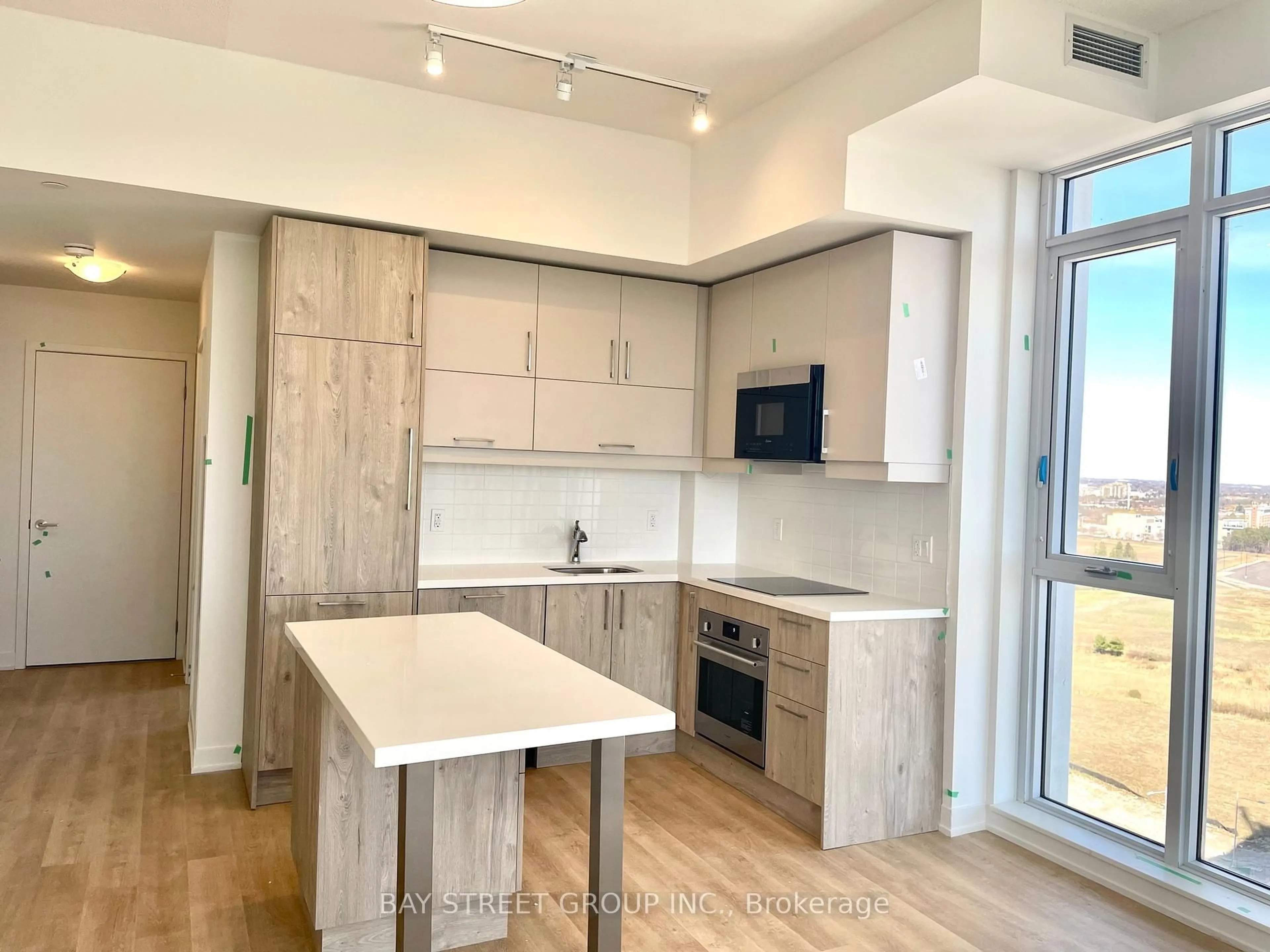 Open concept kitchen, wood/laminate floor for 292 Verdale Crossing #1812, Markham Ontario L6G 0H6