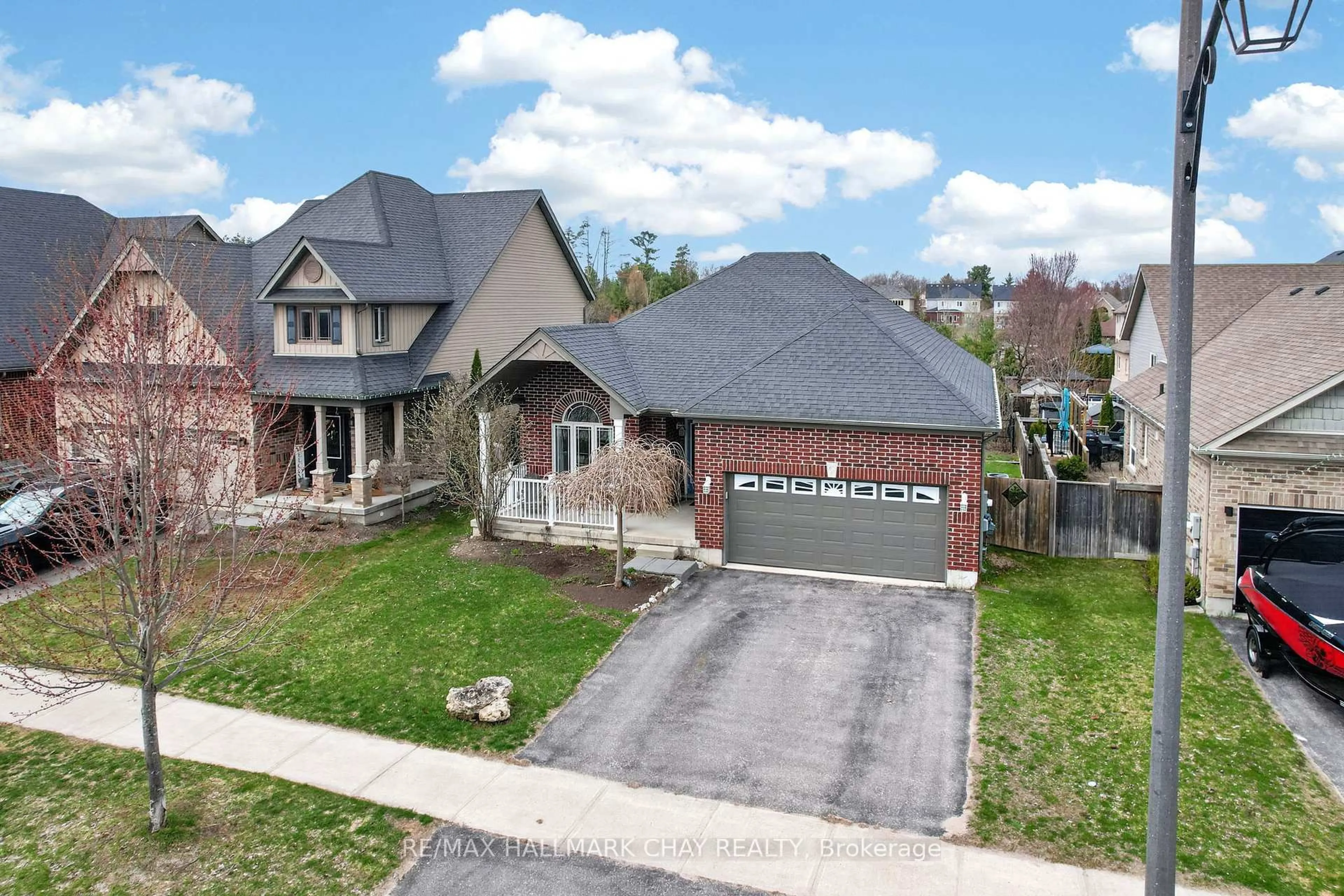 A pic from outside/outdoor area/front of a property/back of a property/a pic from drone, street for 60 Brownley Lane, Essa Ontario L3W 0P9
