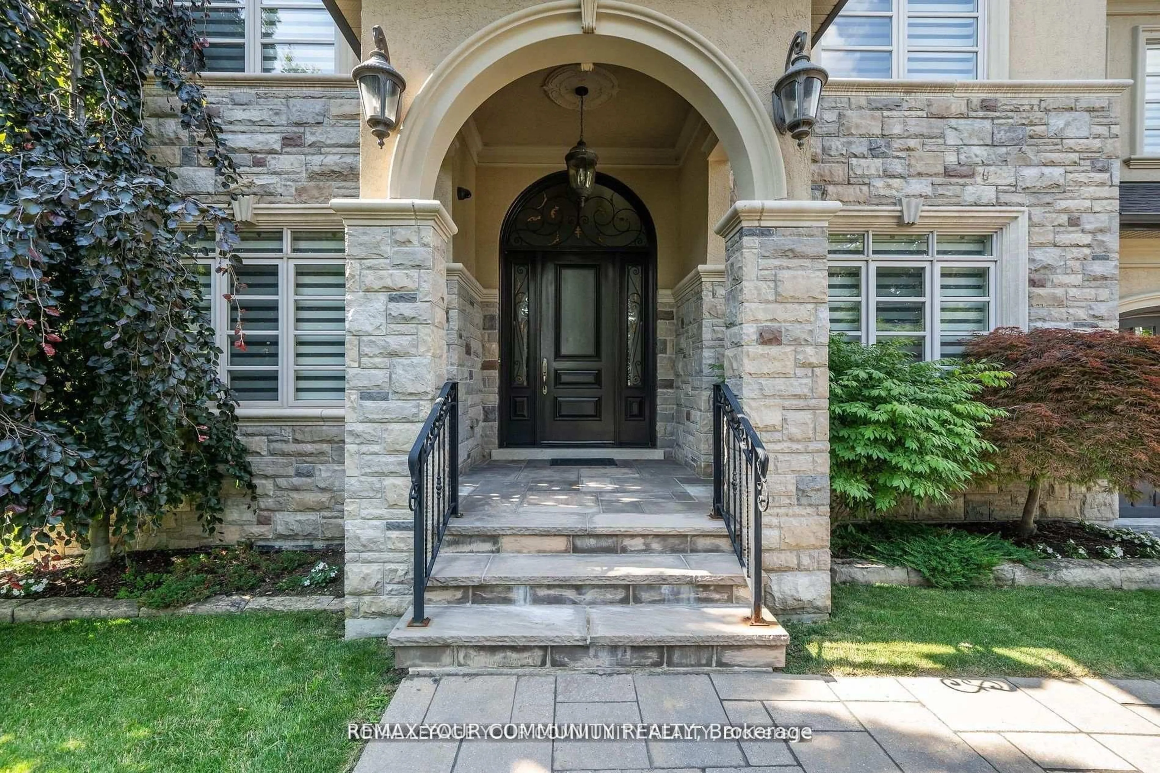 Indoor entryway for 76 Elm Grove Ave, Richmond Hill Ontario L4E 2W8