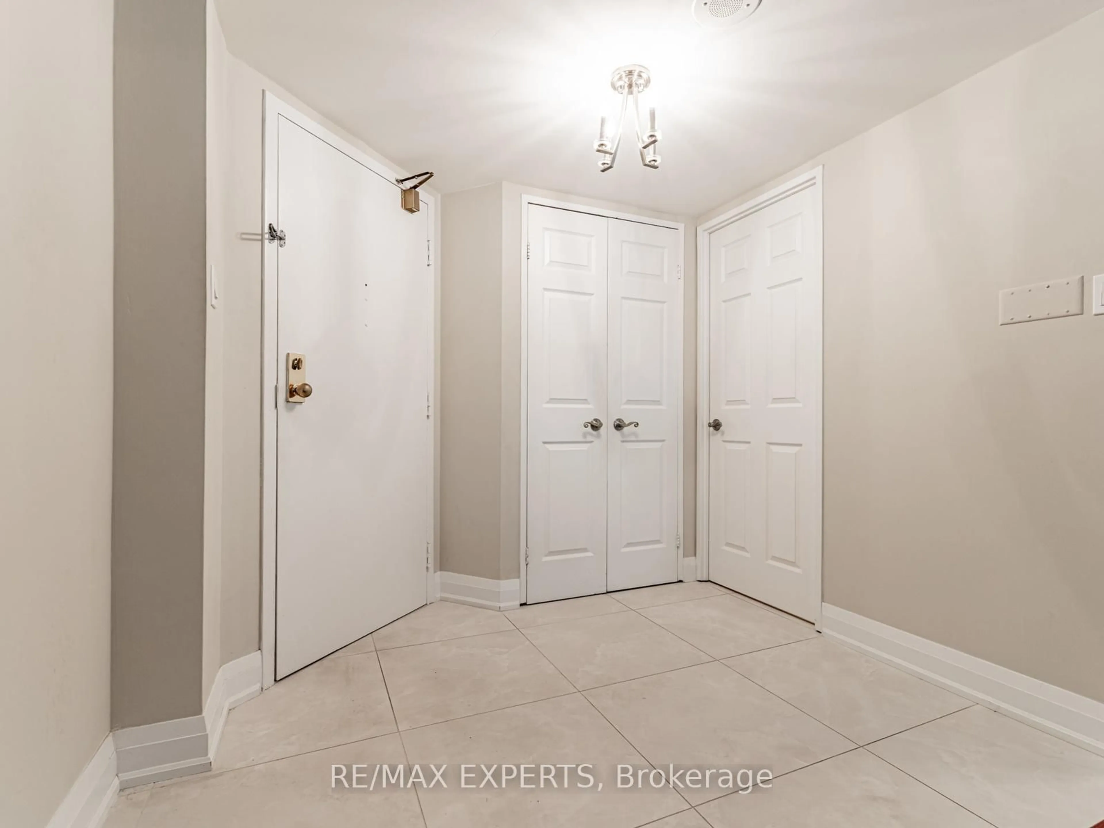 Indoor entryway for 100 Arbors Lane #215, Vaughan Ontario L4L 7G4