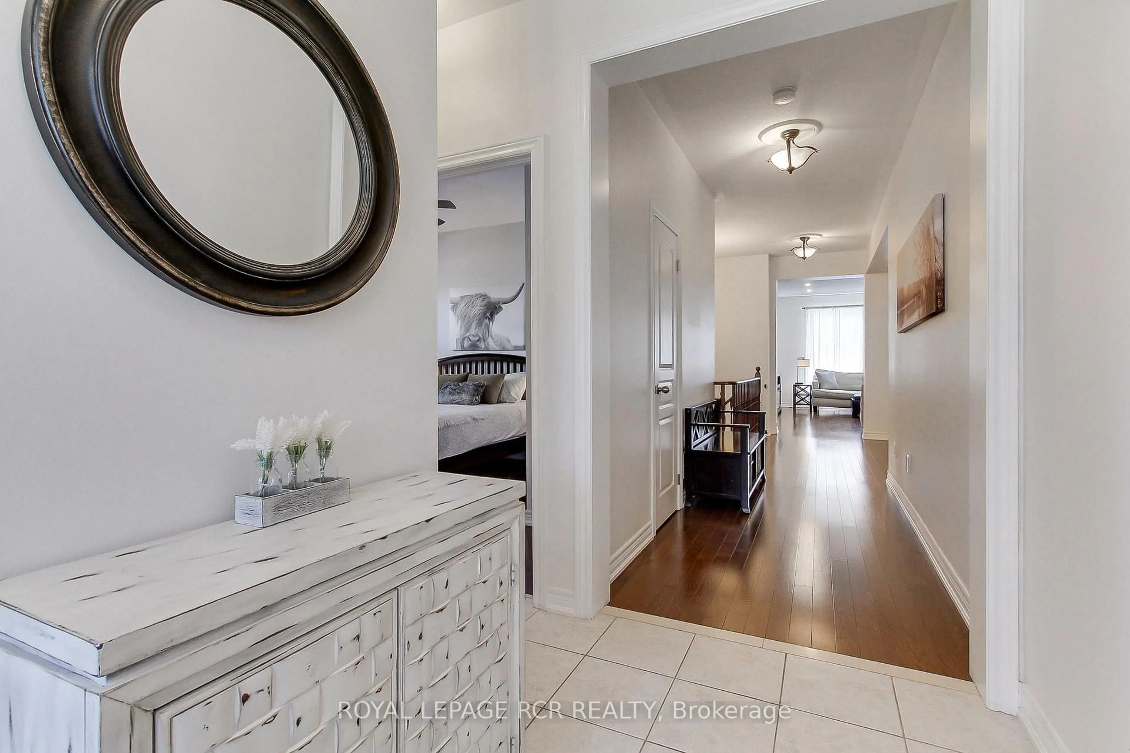 Indoor entryway for 19 Wyndham Circ, Georgina Ontario L0E 1R0