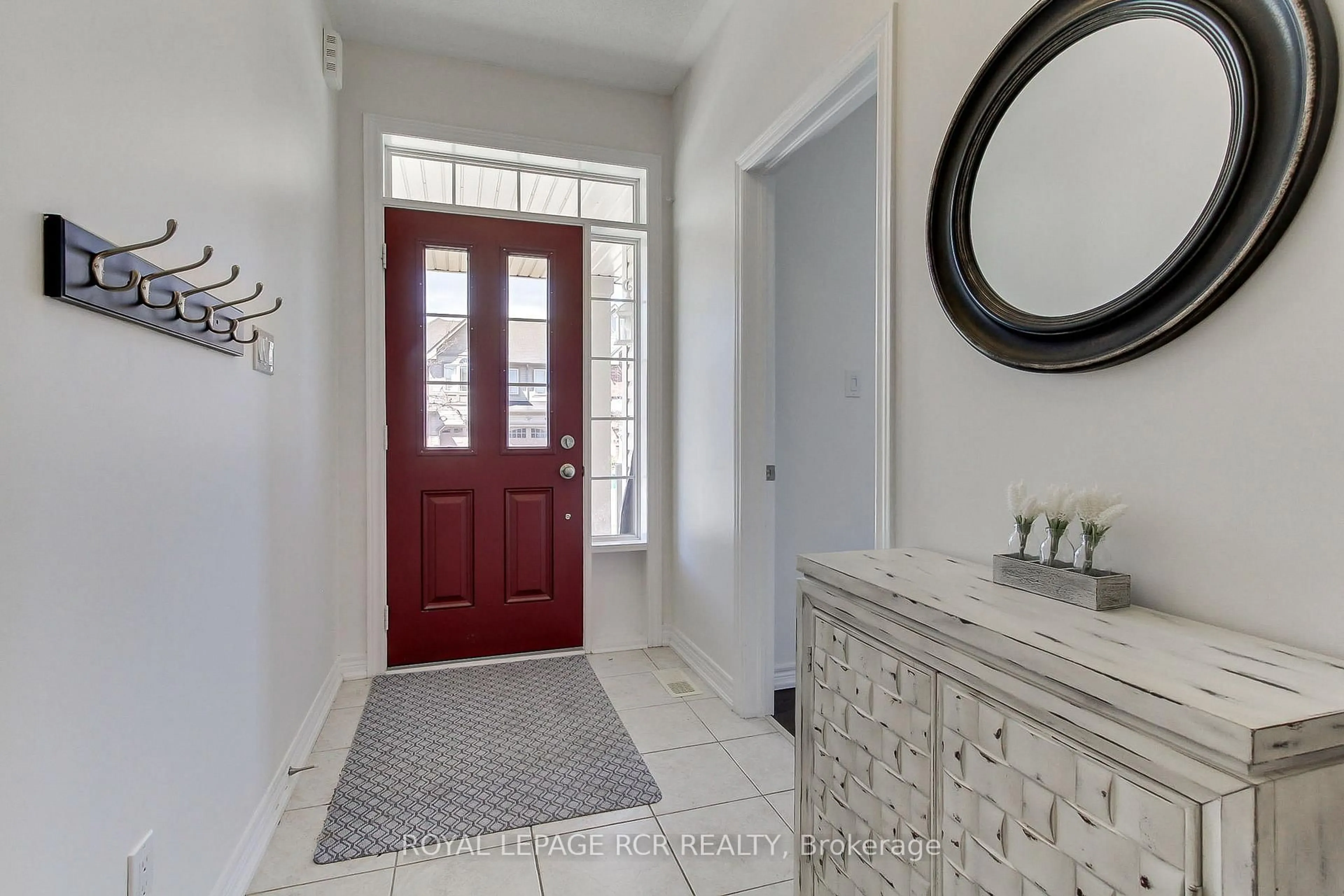 Indoor entryway for 19 Wyndham Circ, Georgina Ontario L0E 1R0