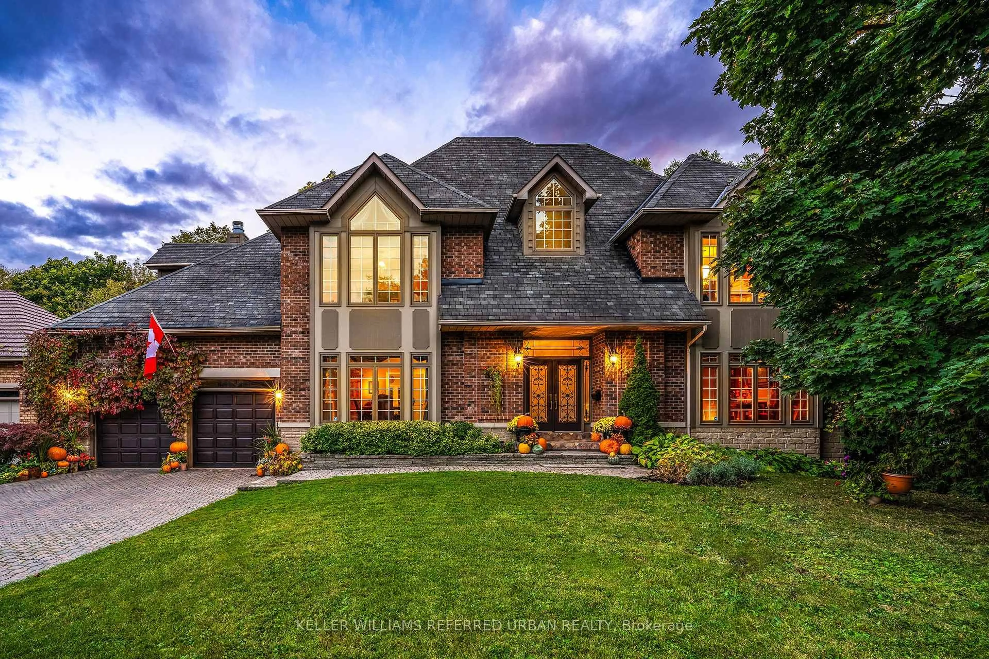 Home with brick exterior material, street for 194 Sherwood Pl, Newmarket Ontario L3Y 8E5