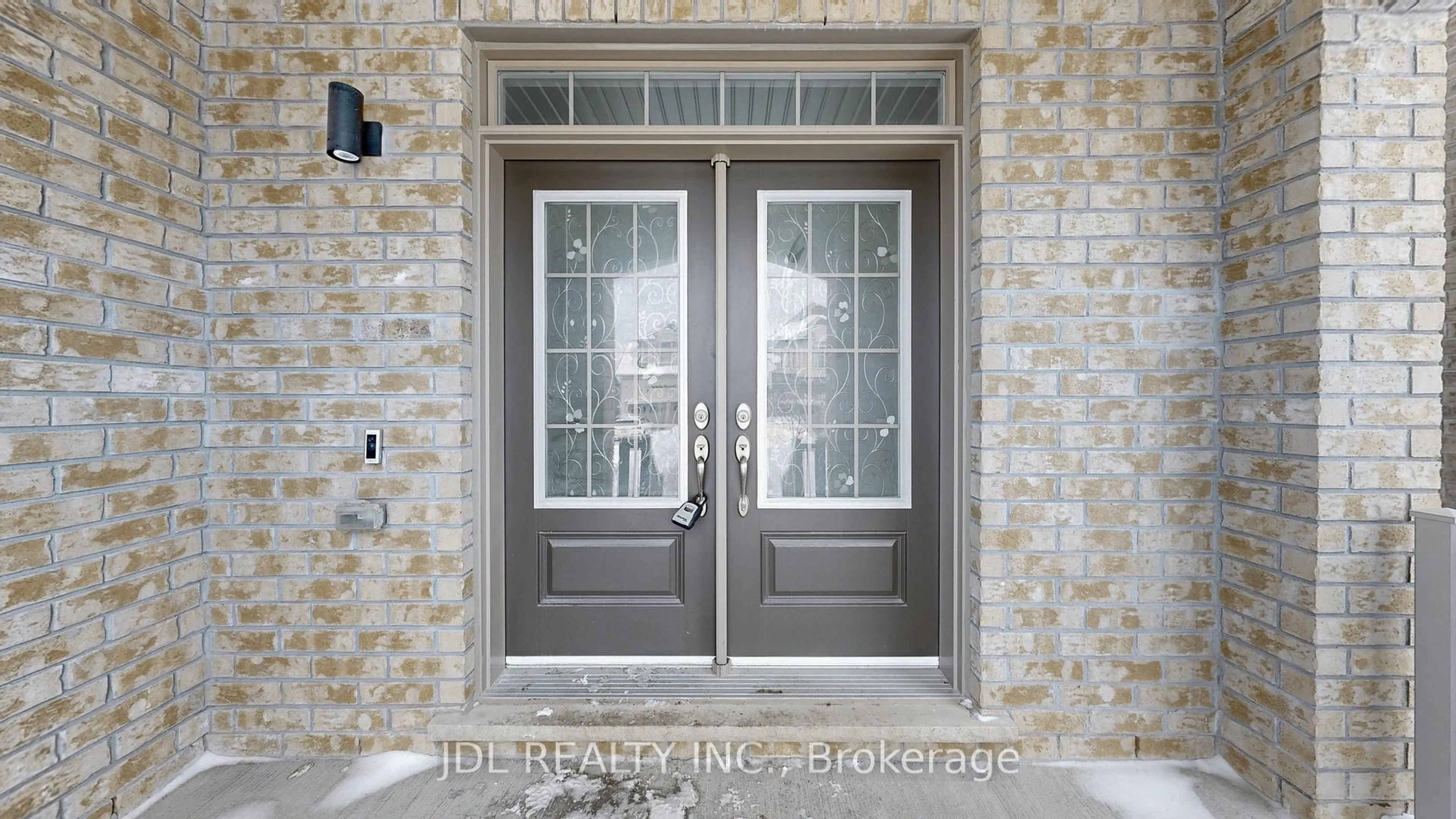 Indoor entryway for 103 Connell Dr, Georgina Ontario L4P 0K3