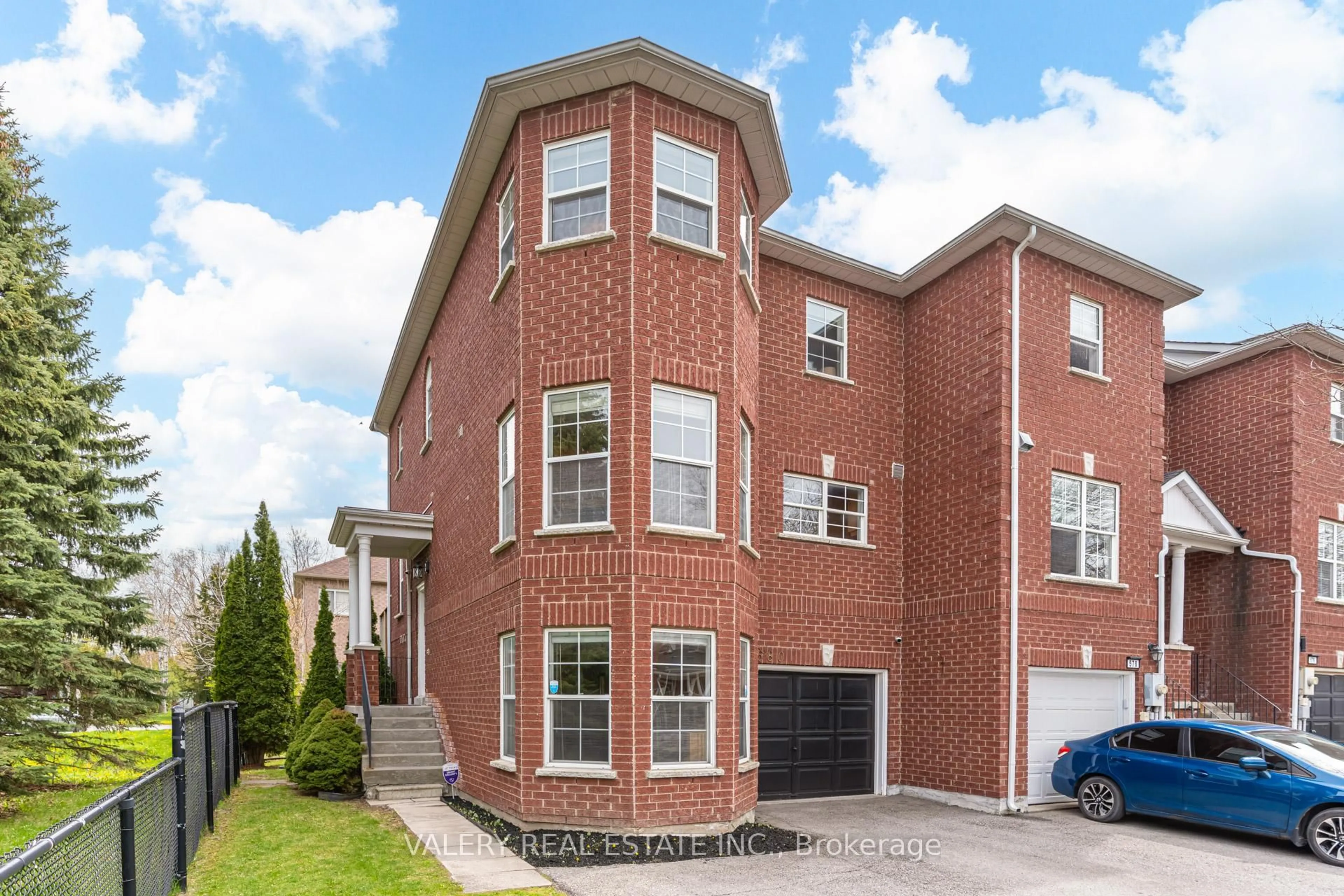Home with brick exterior material, street for 580 Legresley Lane, Newmarket Ontario L3Y 8R8